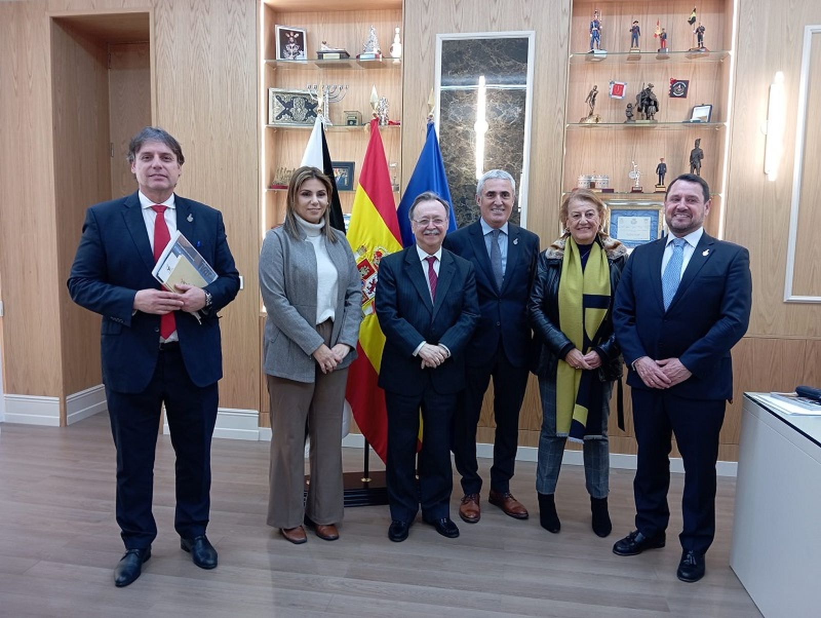 Vivas recibe a una representación de la Casa Ronal McDonald de Sevilla. / FOTO CAC