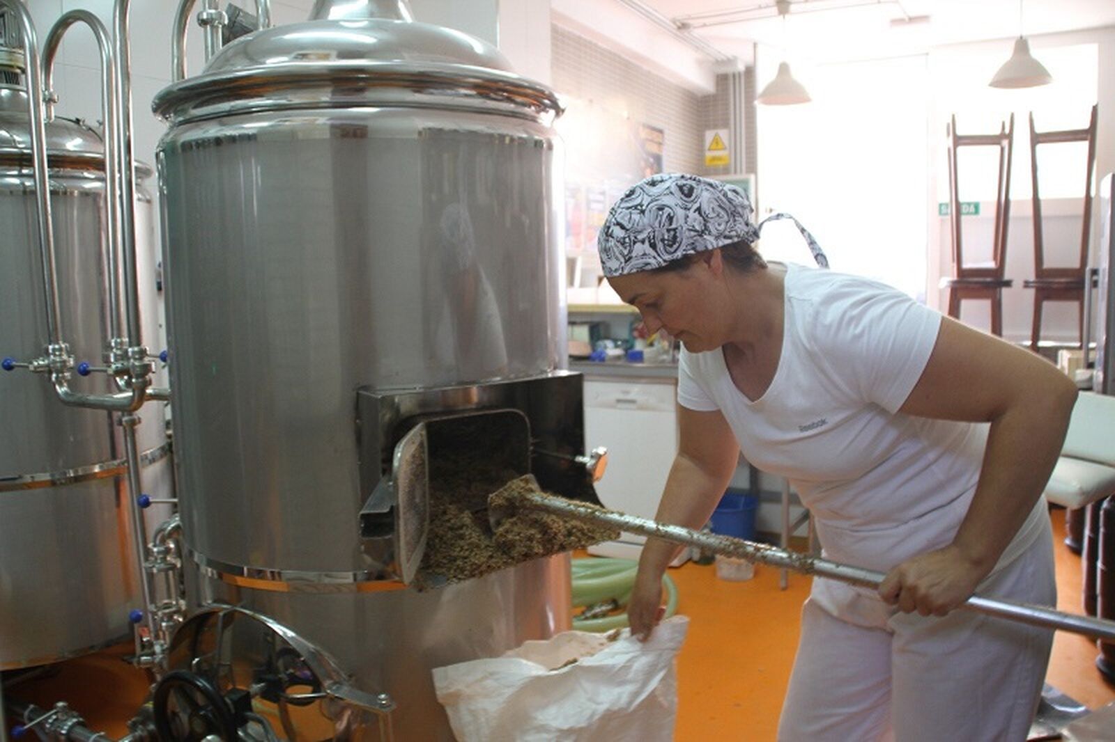 Rocío Morano durante el proceso de producción de la cerveza, el cual realiza dos o tres veces al año. / FOTO CEDIDA