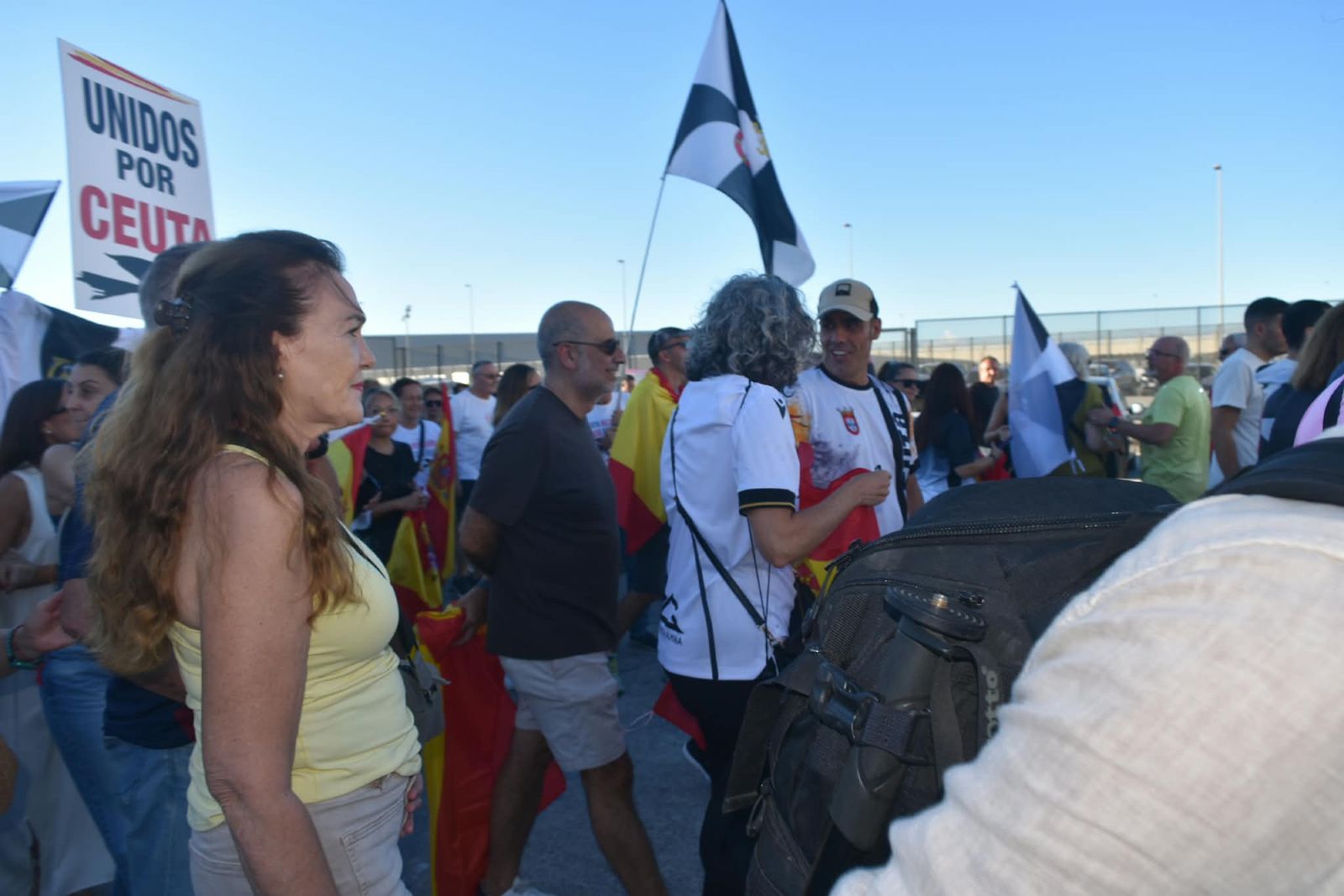 Los trabajadores del Puerto de Ceuta muestran su rechazo al asentamiento migrante