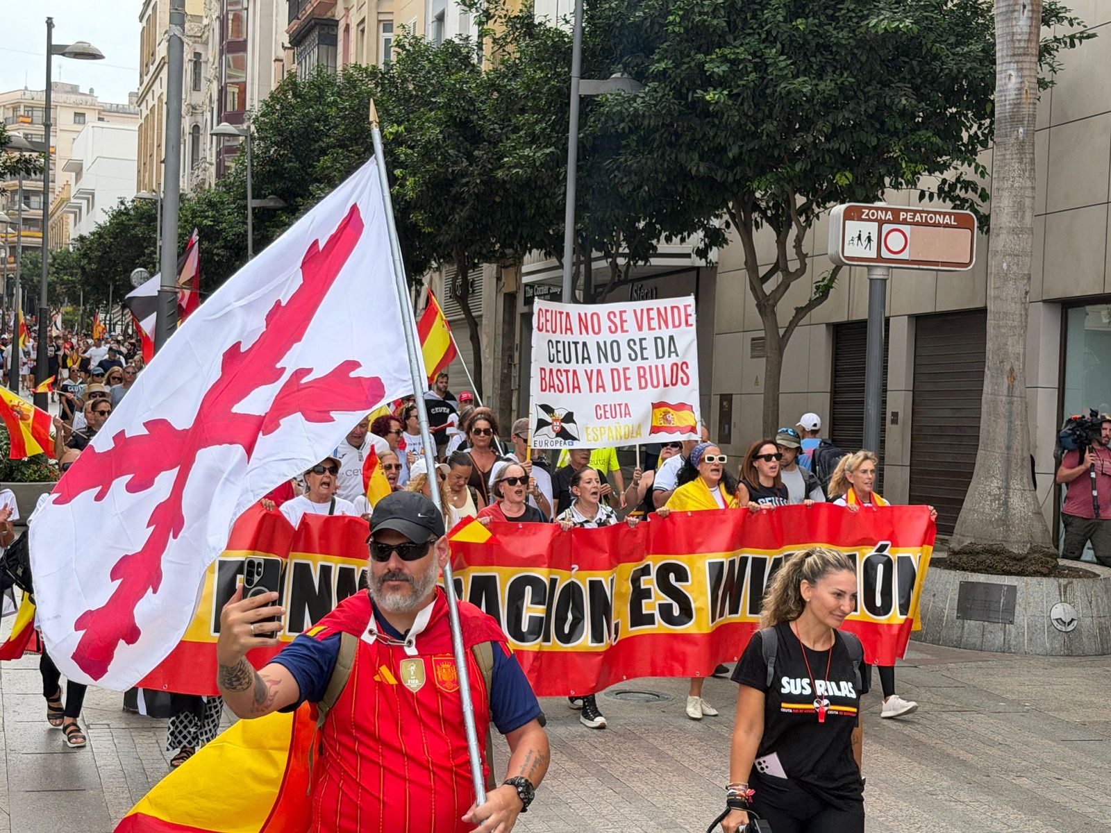 Ceuta vuelve a echarse a las calles para recordar que "Un caballa nunca se rinde"