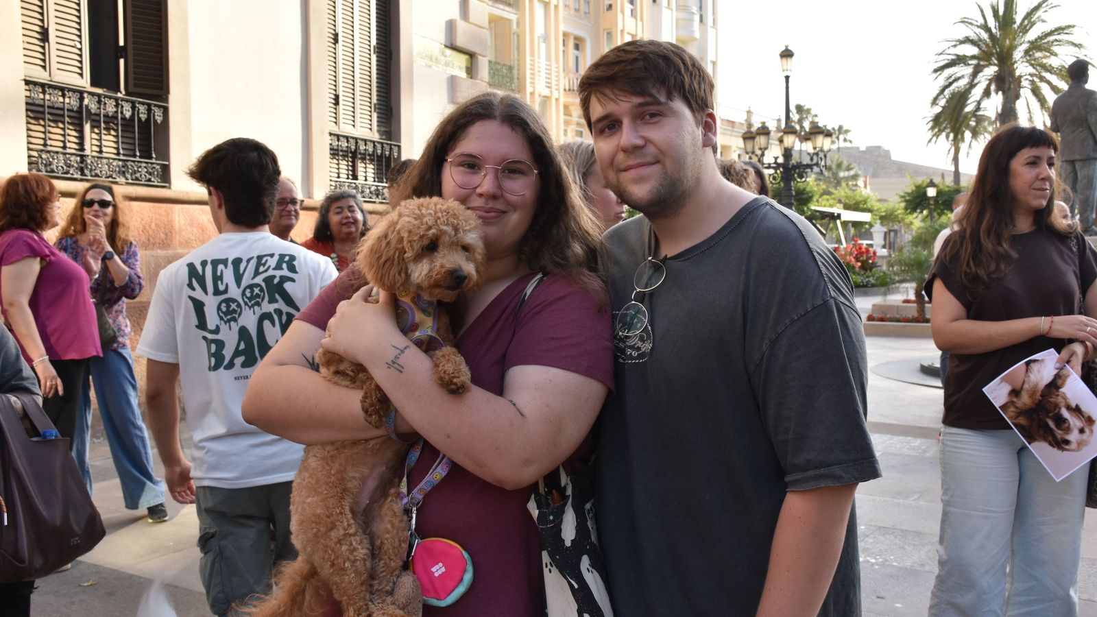Luis Ibáñez y Julia posan con su mascota, Boni, durante la concentración celebrada a las puertas del Palacio Autonómico por los derechos de los animales en Ceuta
