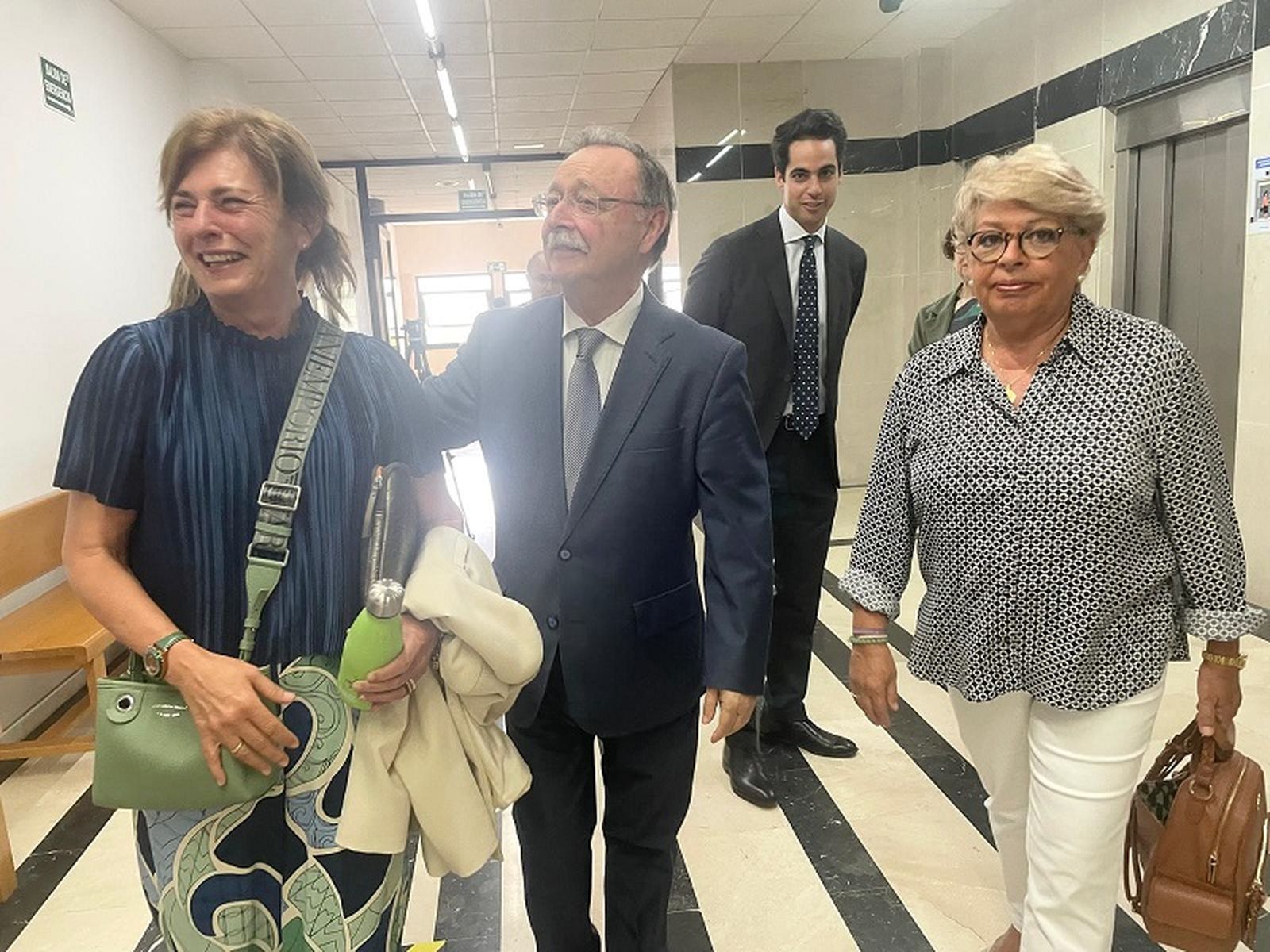 Juan Vivas acompañando a Mabel Deu en el juicio. / FOTO REDUAN