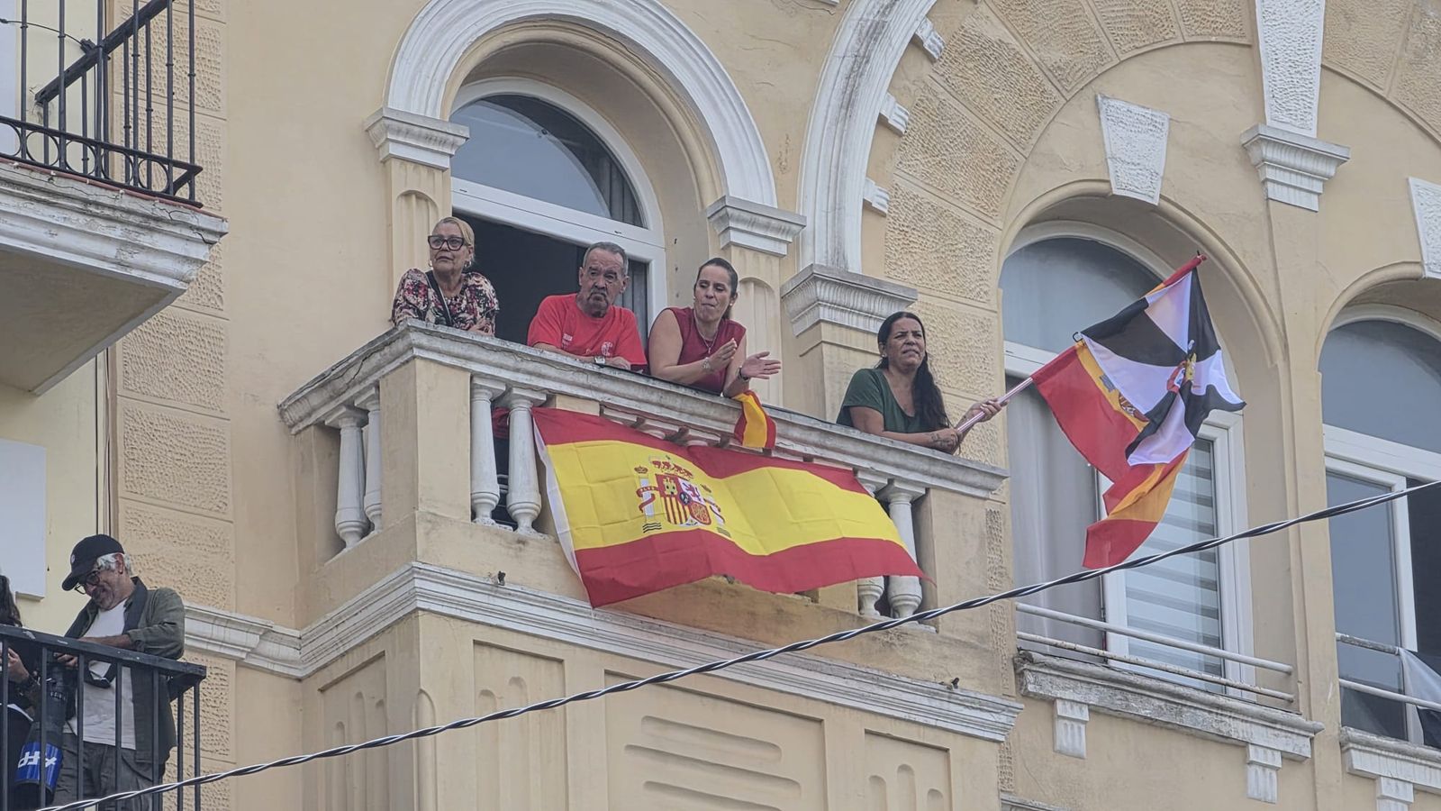 Llegada de los Reyes al Palacio Autonómico saludando a los ceutíes en Gran Vía