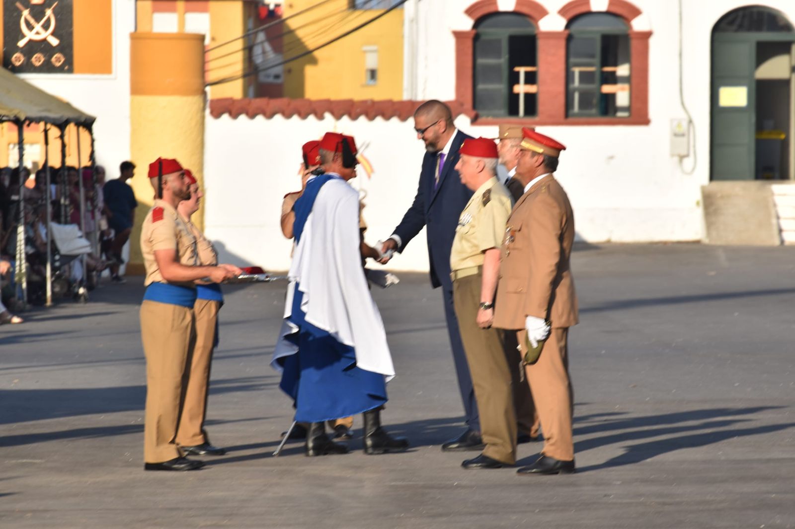 El acuartelamiento González-Tablas acoge una parada militar por el 115 aniversario de Regulares