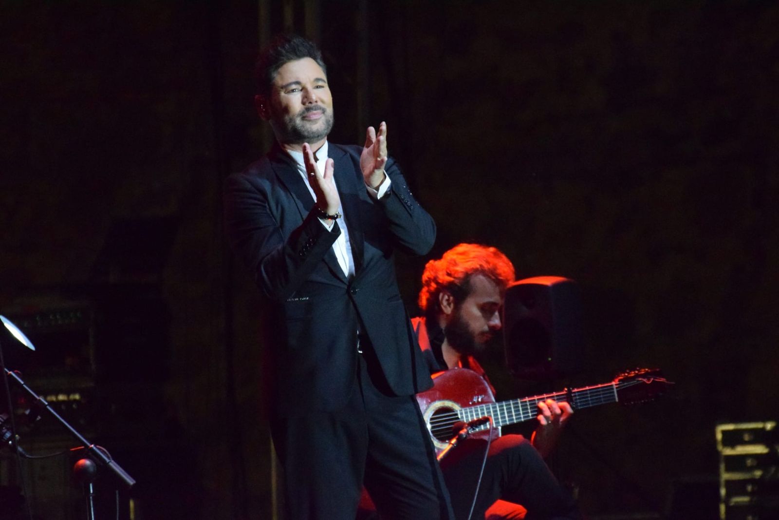Miguel Poveda llena de poderío las Murallas en la noche más flamenca del año