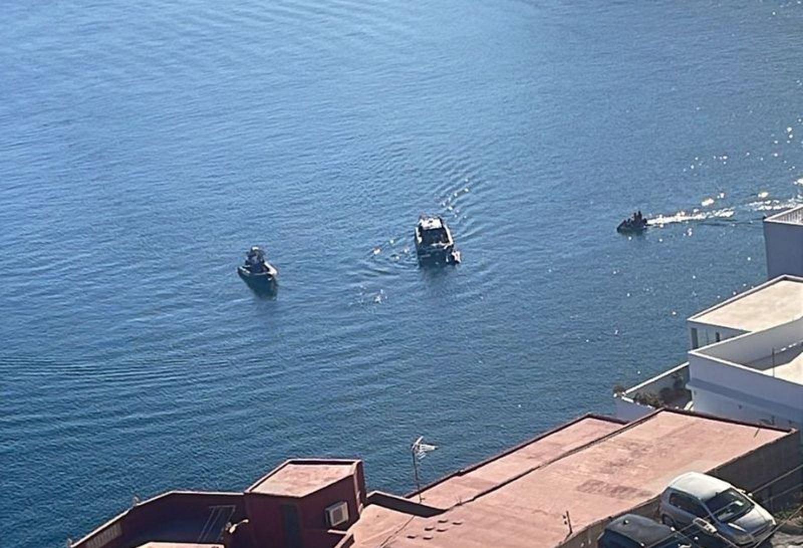 La moto de agua frente al patrullero de la Guardia Civil. / FOTO CEDIDA
