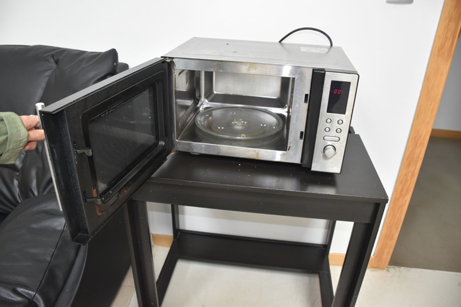 Microondas con el que cuentan en la 'cocina' de la sala común. / FOTO NICOL´S