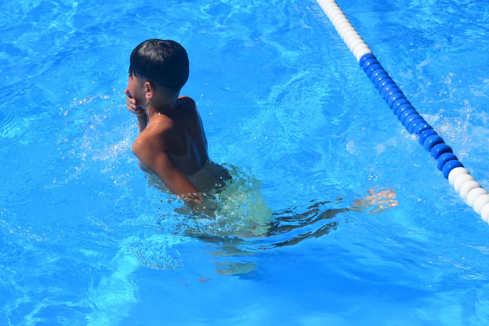 El Campus de Verano Emilio Cózar disfruta de una refrescante jornada en el Parque Marítimo