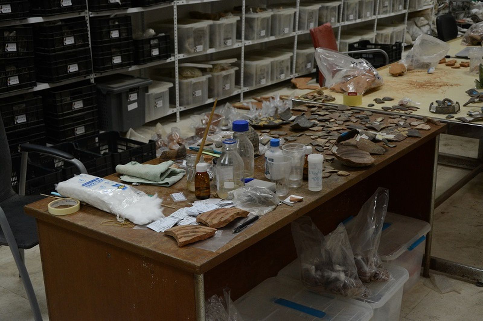 Una mesa del taller de las Murallas Reales repleta de piezas arqueológicas / J.I.M.