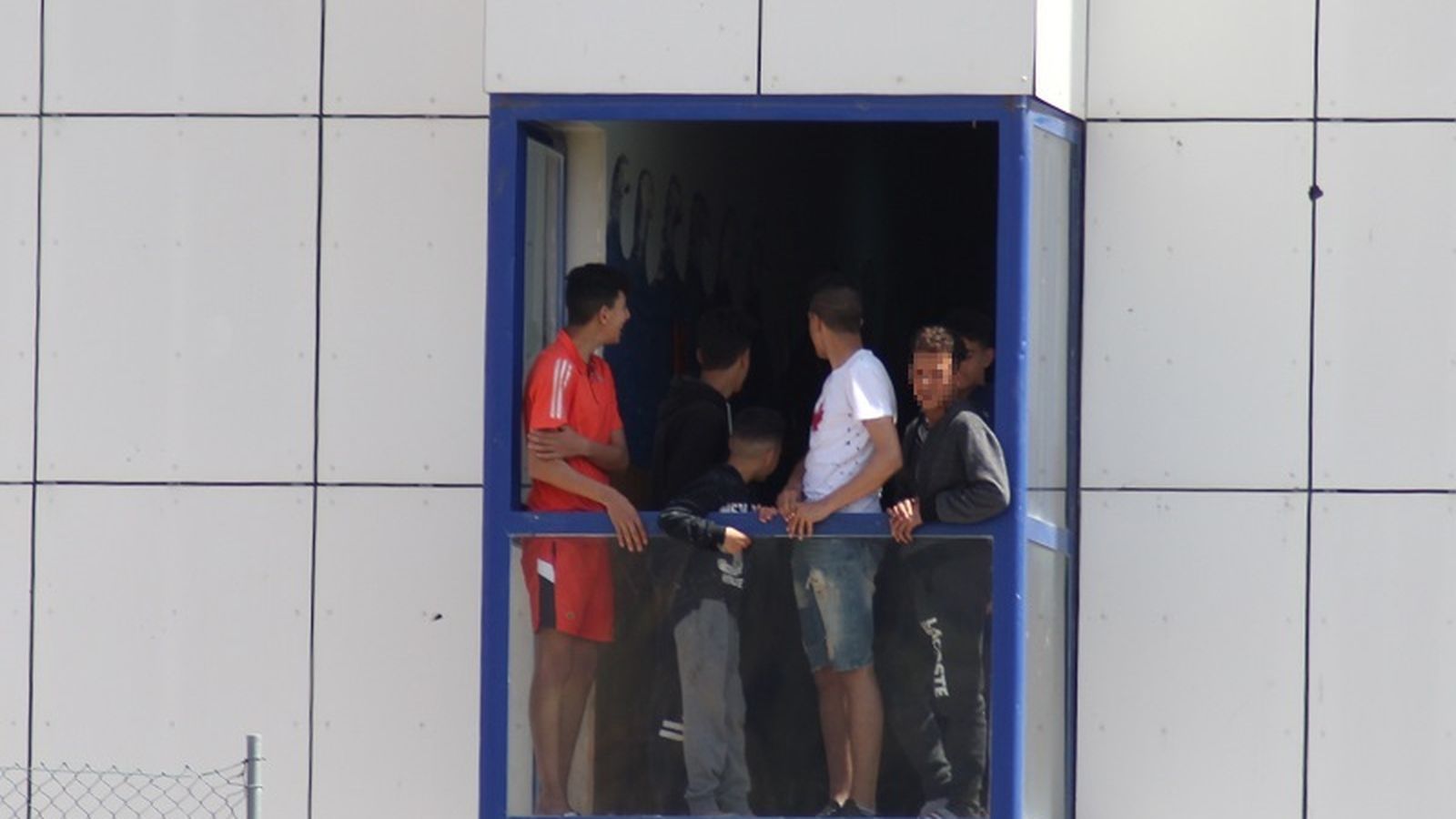 Menores en la terraza de una habitación del centro de la Esperanza. Menores en la terraza de una habitación del centro de la Esperanza.