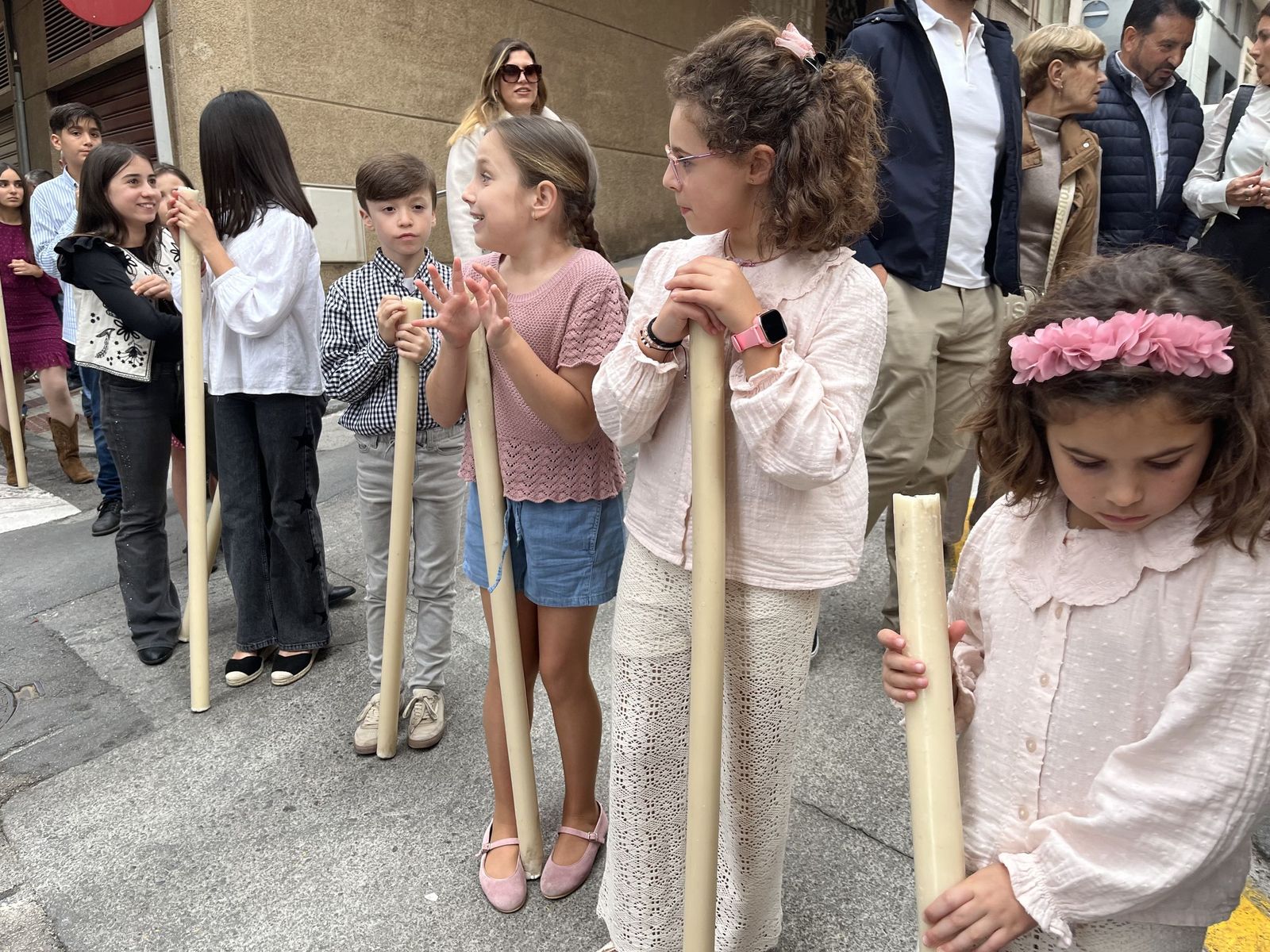 Ceuta acompaña a la Cruz de Mayo de La Flagelación en su primera salida con costaleros