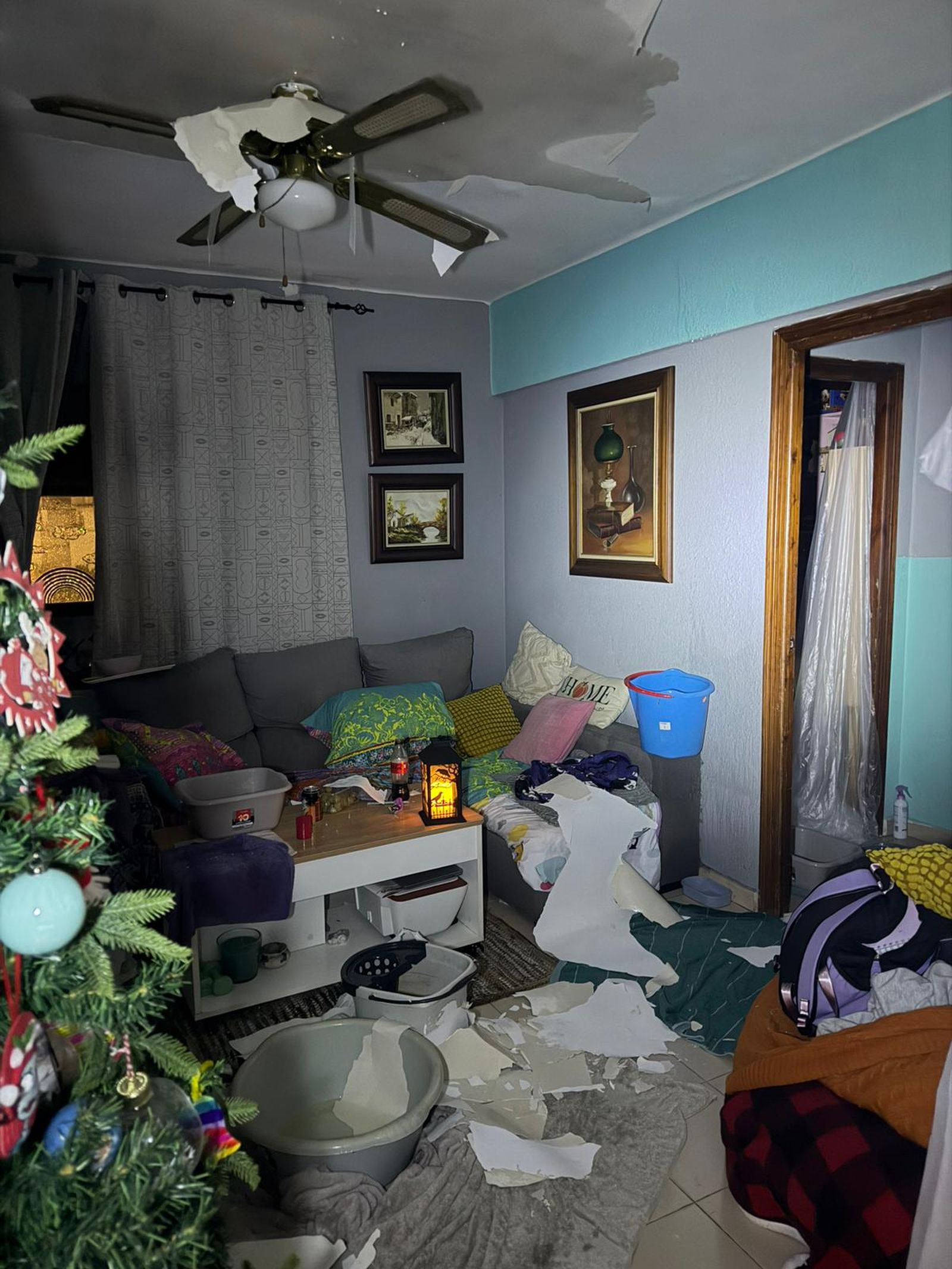 Sin cubierta y bajo el agua: las lluvias inundan las viviendas militares en la Avenida Otero