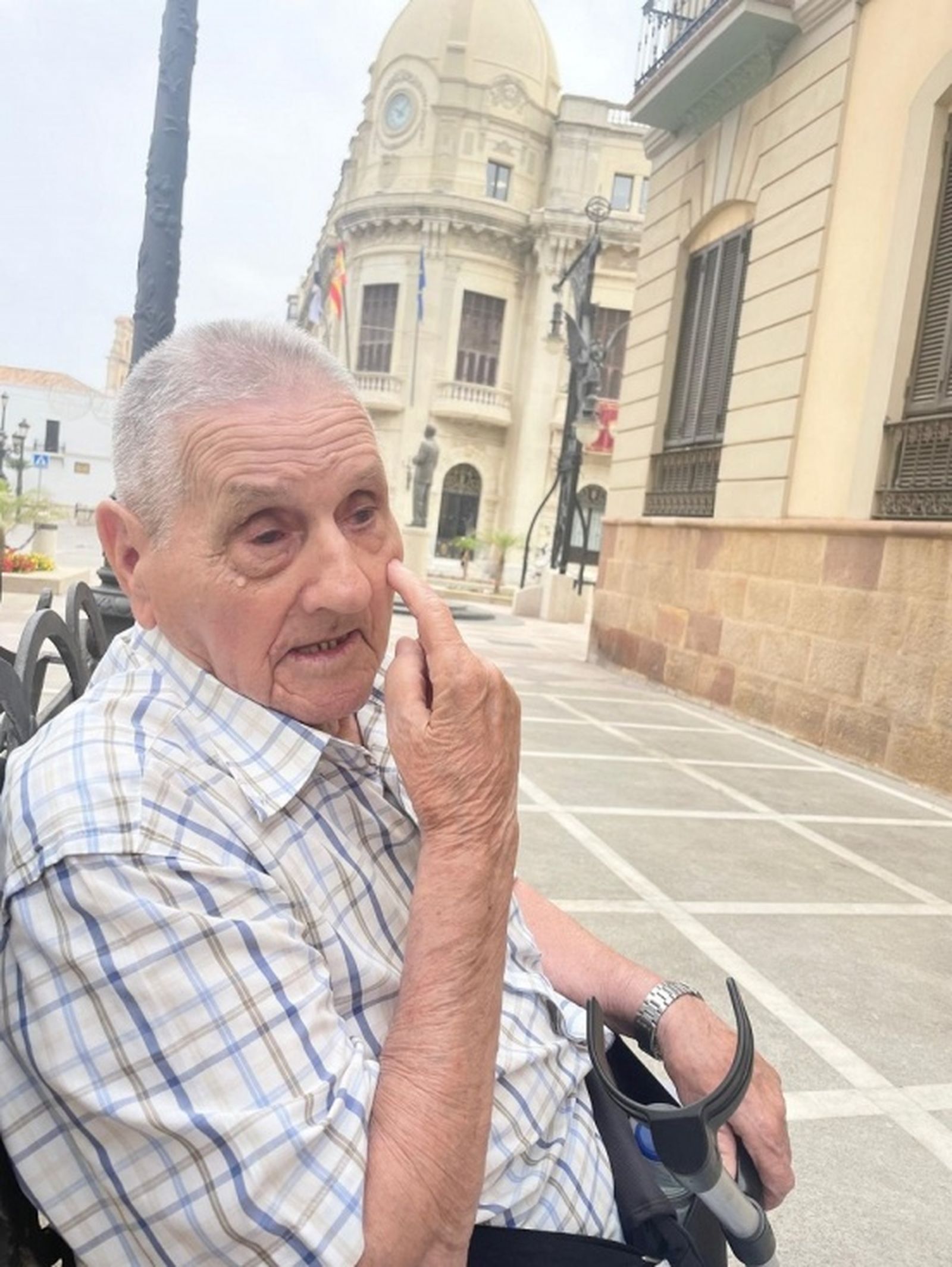 González sentado en un banco cerca del monumento del antiguo alcalde republicano, Sánchez Prado. . / FOTO REDUAN