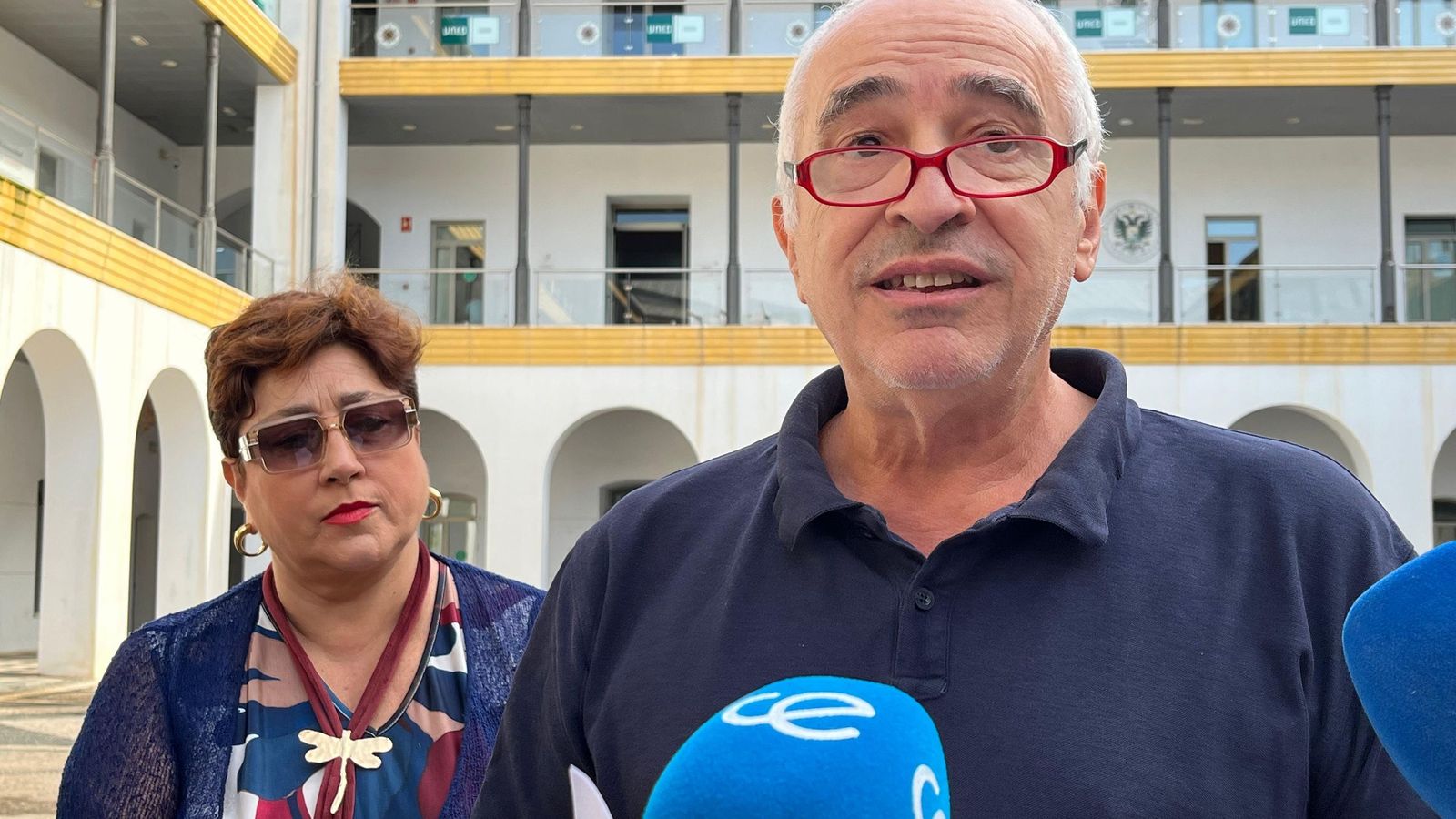 El profesor y coordinador del grado en Educación Social, Antonio González, lee la carta de un profesor palestino junto a la decana de la Facultad de Educación, Economía y Tecnología de Ceuta es María José Aznar