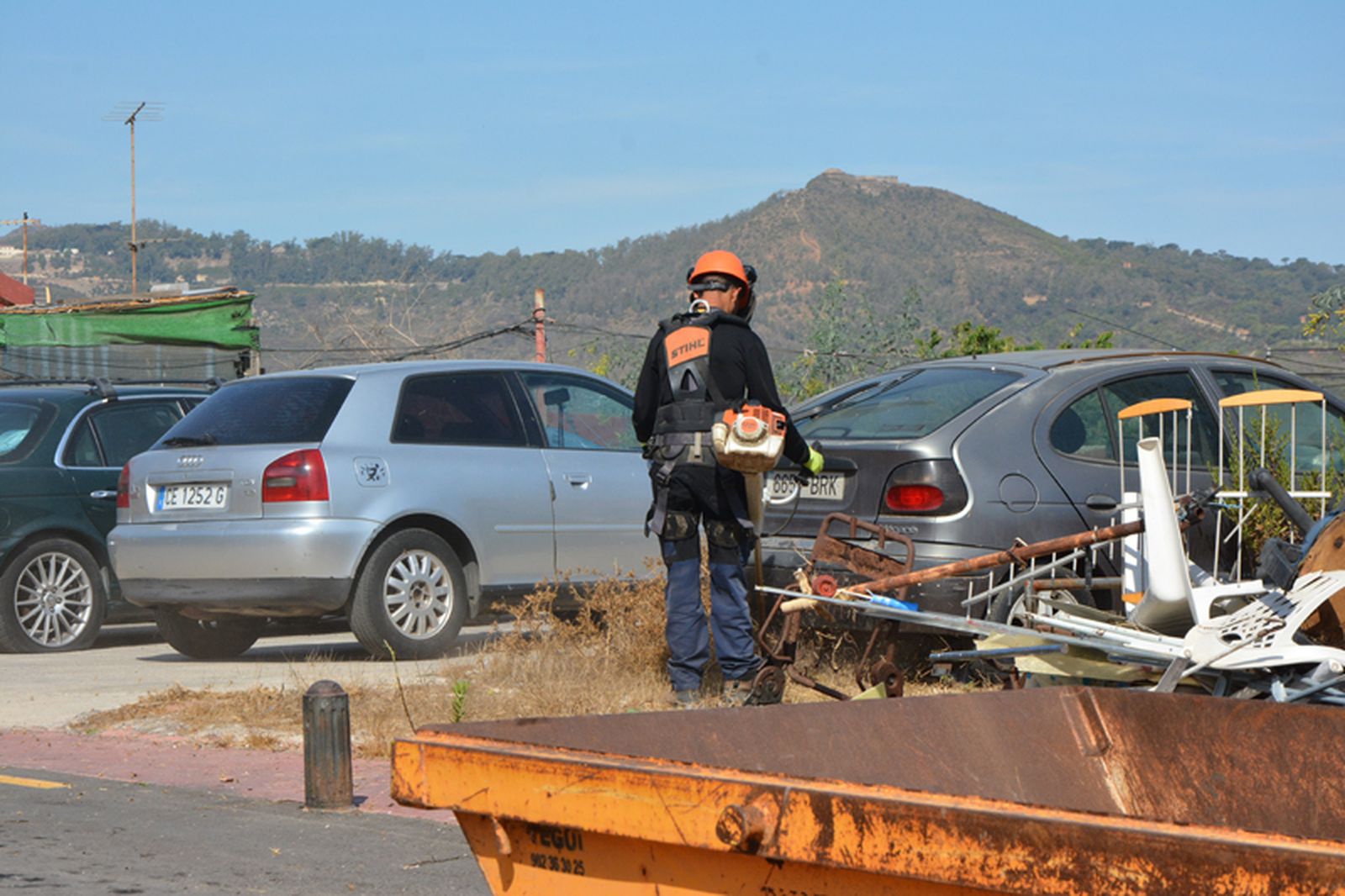 Mustafa desbrozando. / FOTO J.I.M.