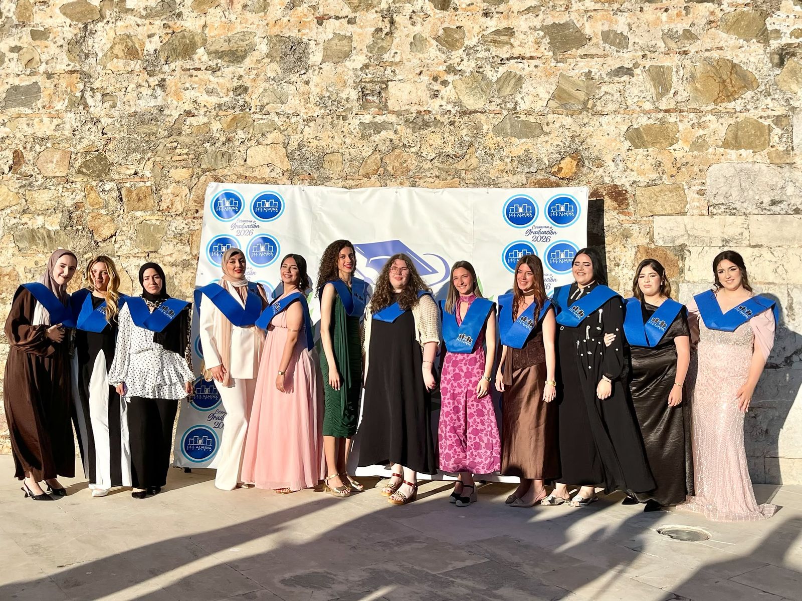 El Almina celebra un multitudinario acto de graduación de 300 alumnos