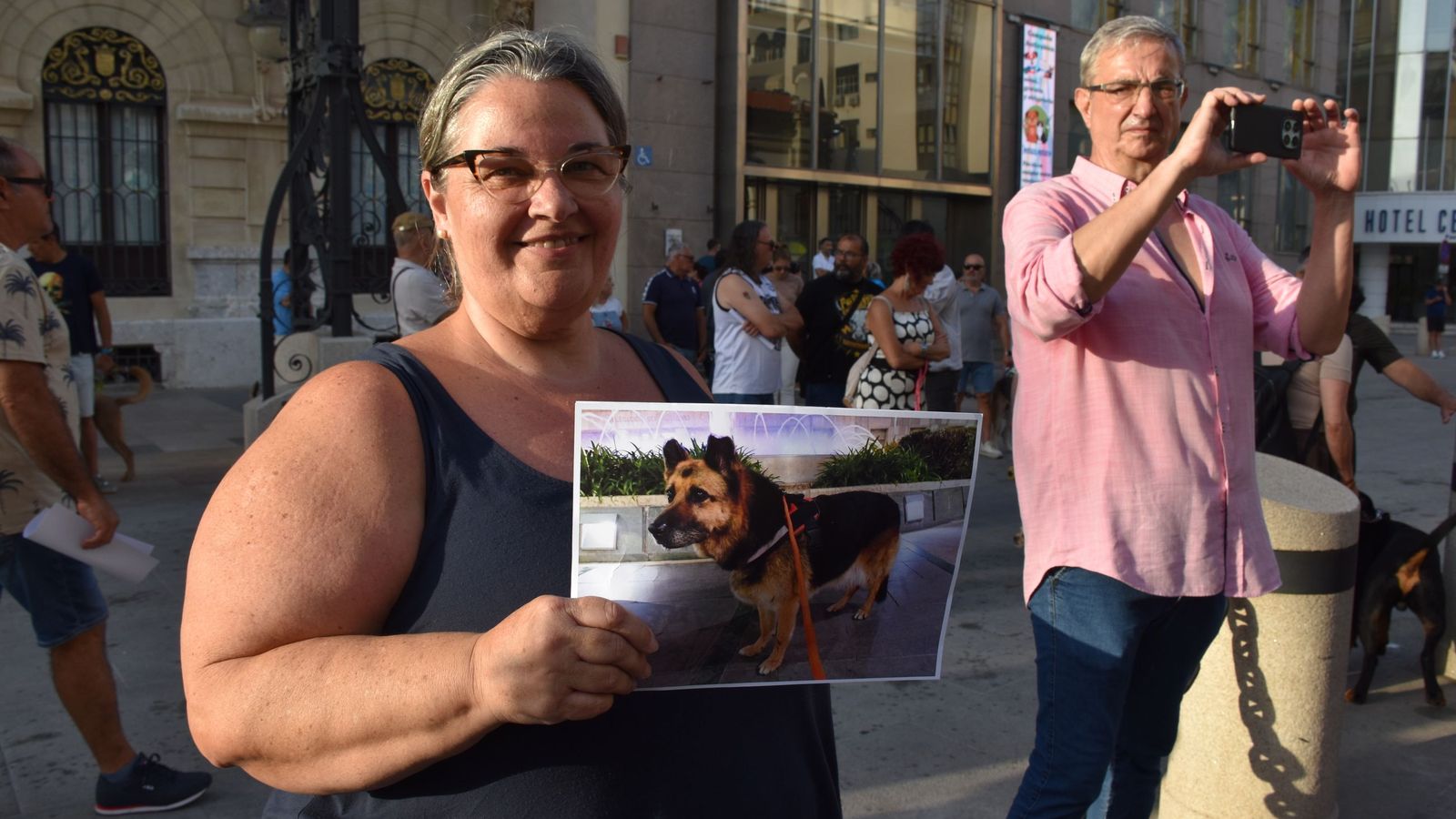 Concentración celebrada a las puertas del Palacio Autonómico por los derechos de los animales en Ceuta