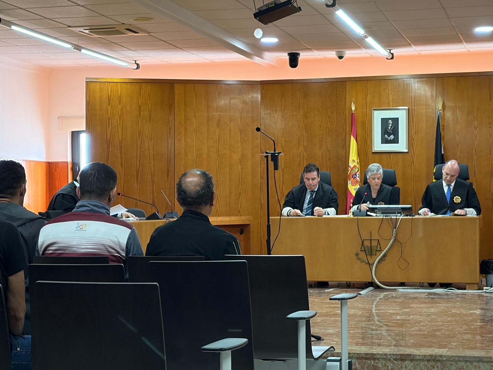 Los acusados, sentados en la sala de vistas de la Audiencia