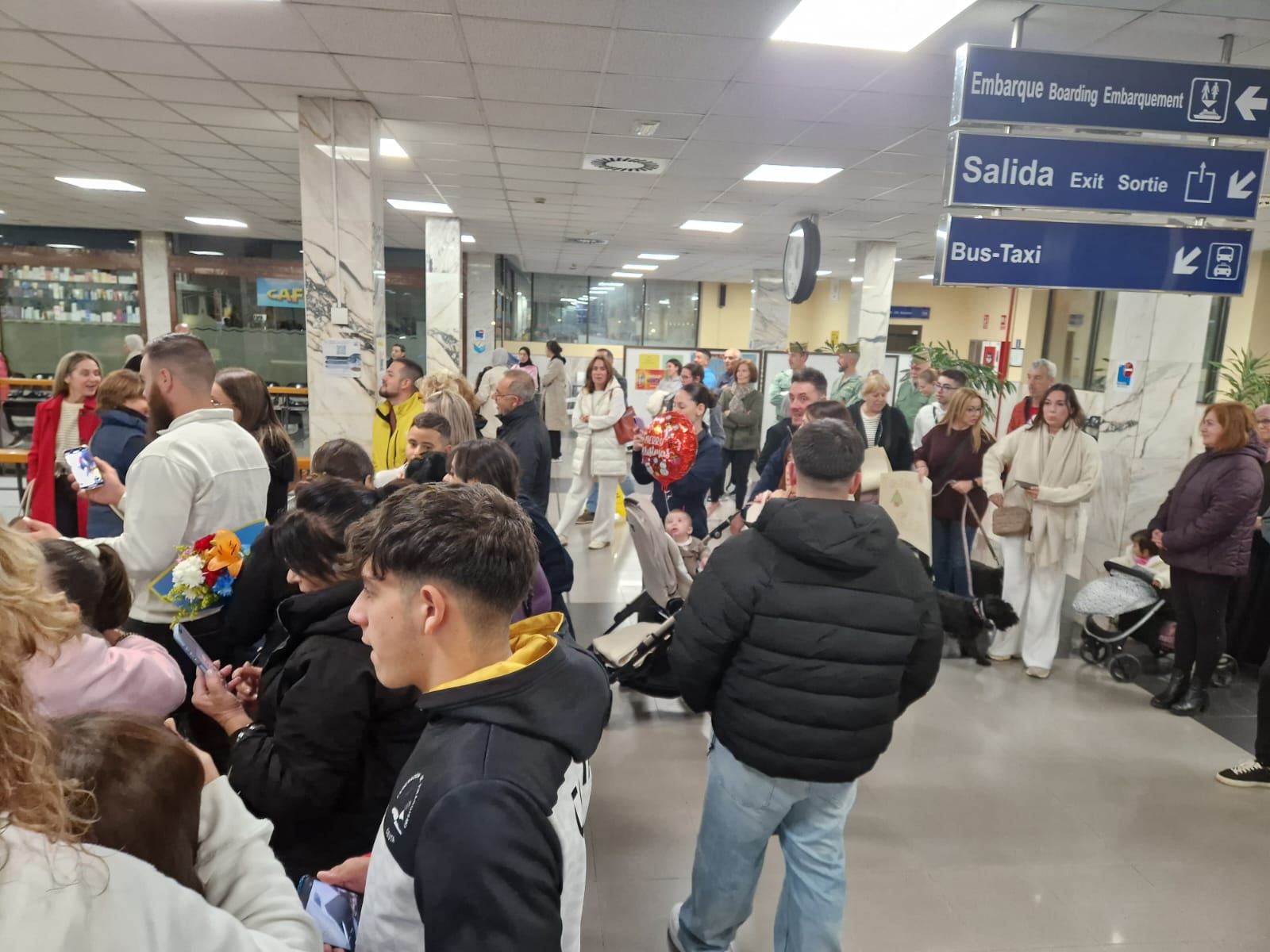 FOTOGALERÍA | De Irak a los brazos de su gente: fotogalería del regreso de la COMGECEU