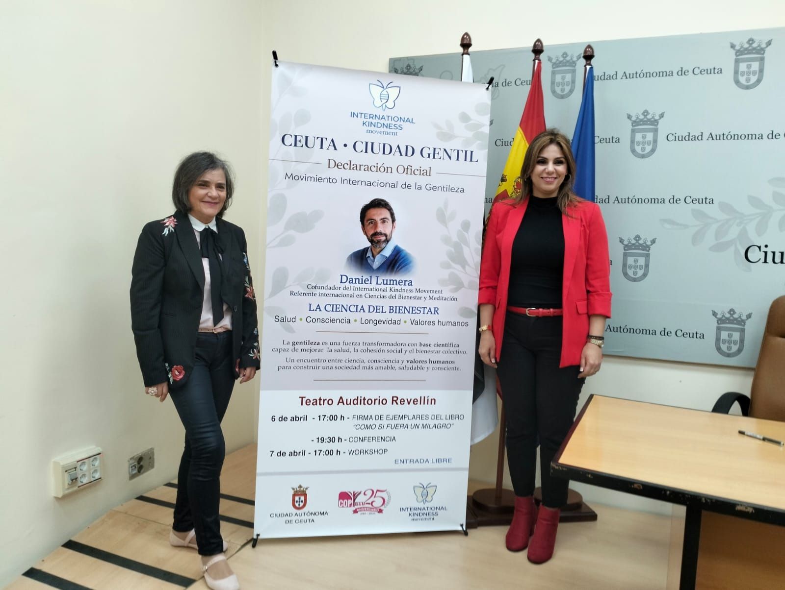 Dolores Escalante (izqda.) y Nabila Benzina, ante el cartel anunciador del encuentro