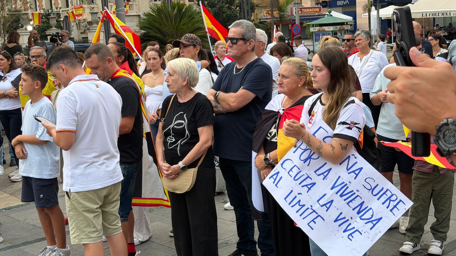 Protesta de ceutíes en la plaza de los Reyes contra la crisis tras 64 días