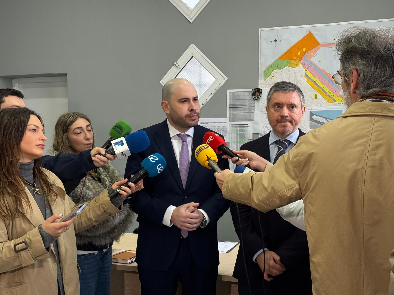 El delegado del Gobierno en Ceuta, Miguel Ángel Pérez Triano, y el presidente de la Autoridad Portuaria de Ceuta, Juan Manuel Doncel, resaltan que el derribo del último chalet del puerto desbloquea 18.000 m² para el gran espacio urbano de Ceuta