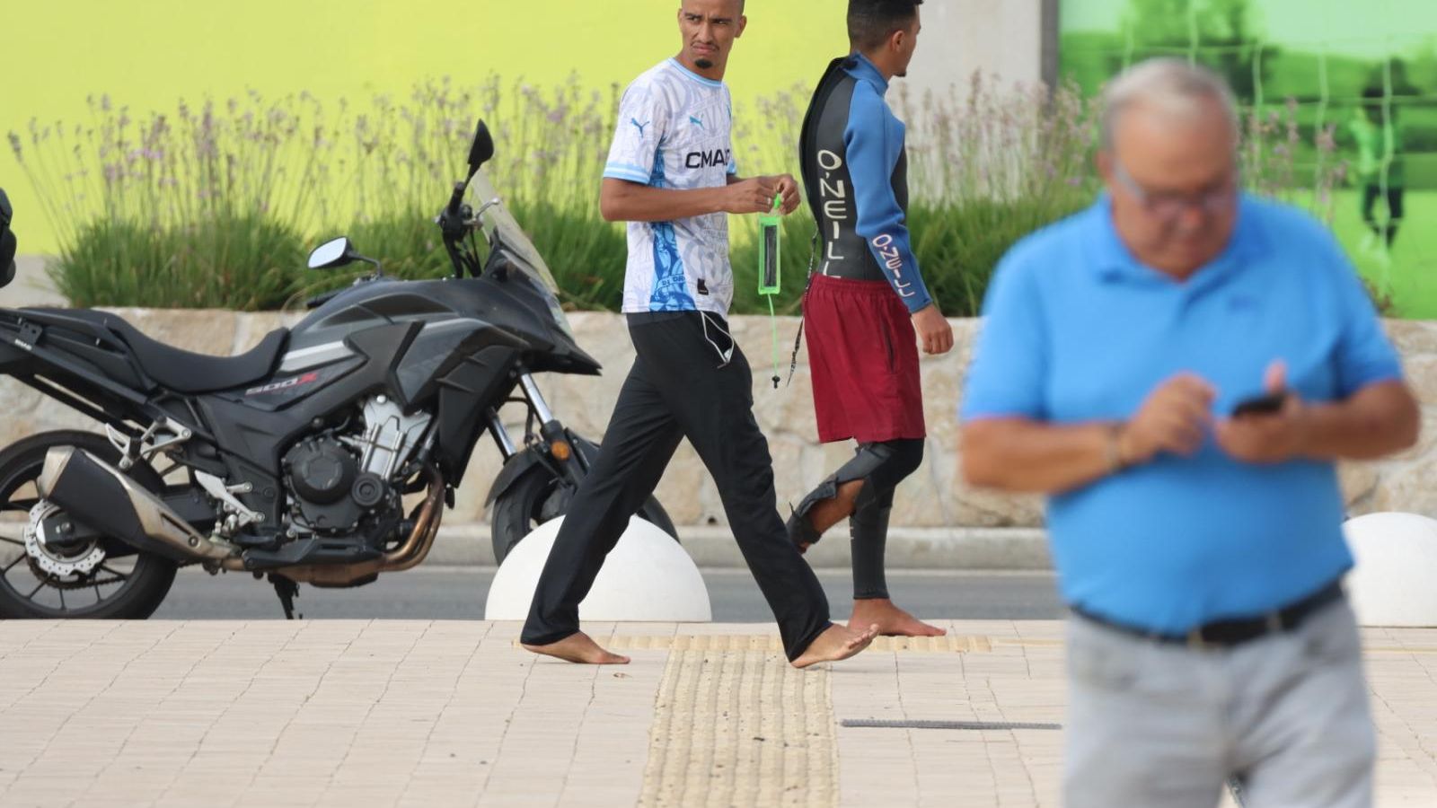 Migrantes en las calles de Ceuta este miércoles