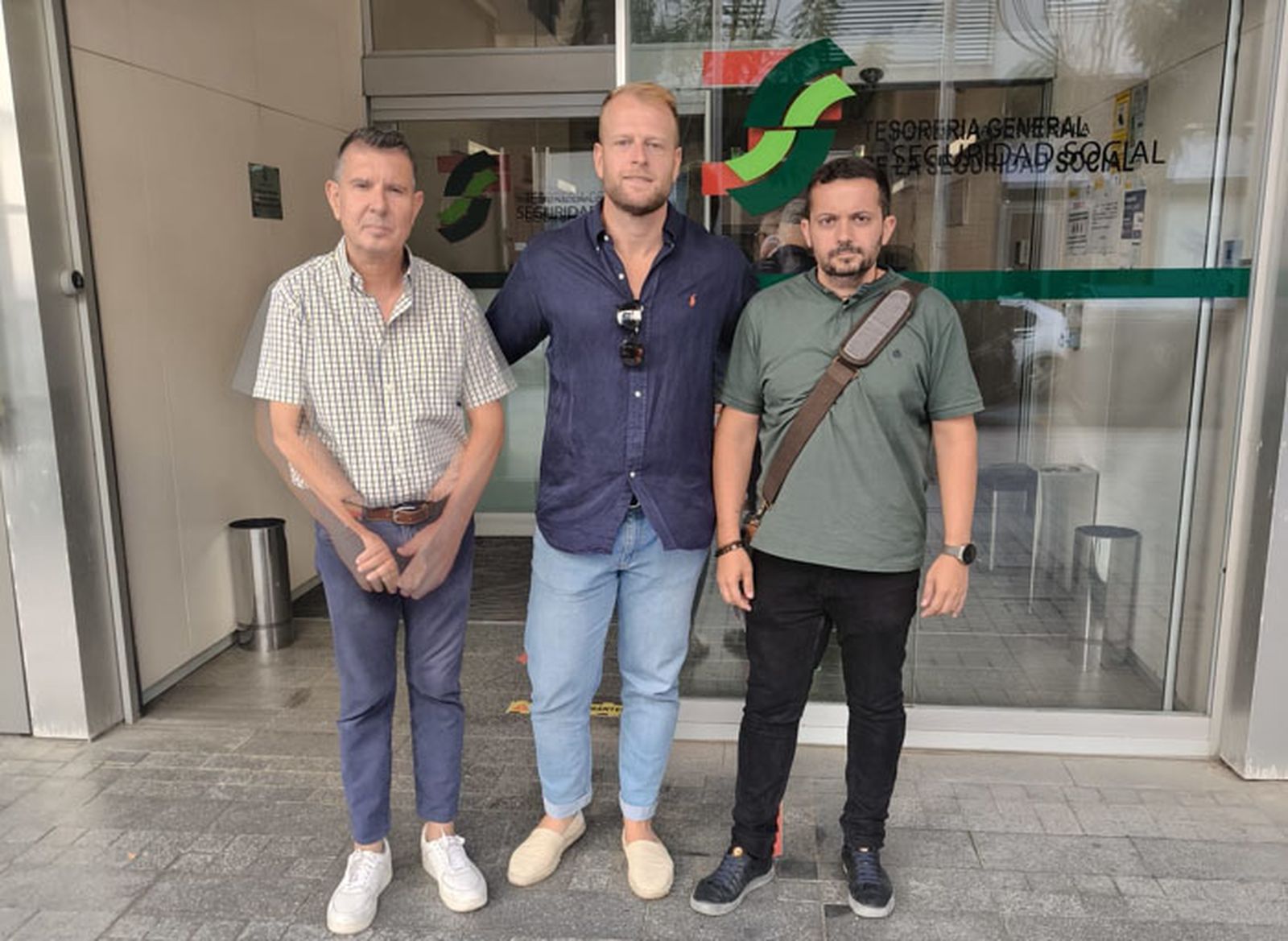 Los sindicalistas de CCOO, ante las puertas de la Tesorería de la Seguridad Social
