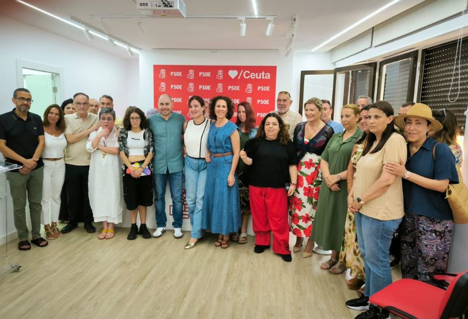 Foto de familia en la firma del manifiesto. / FOTO NICOL’S