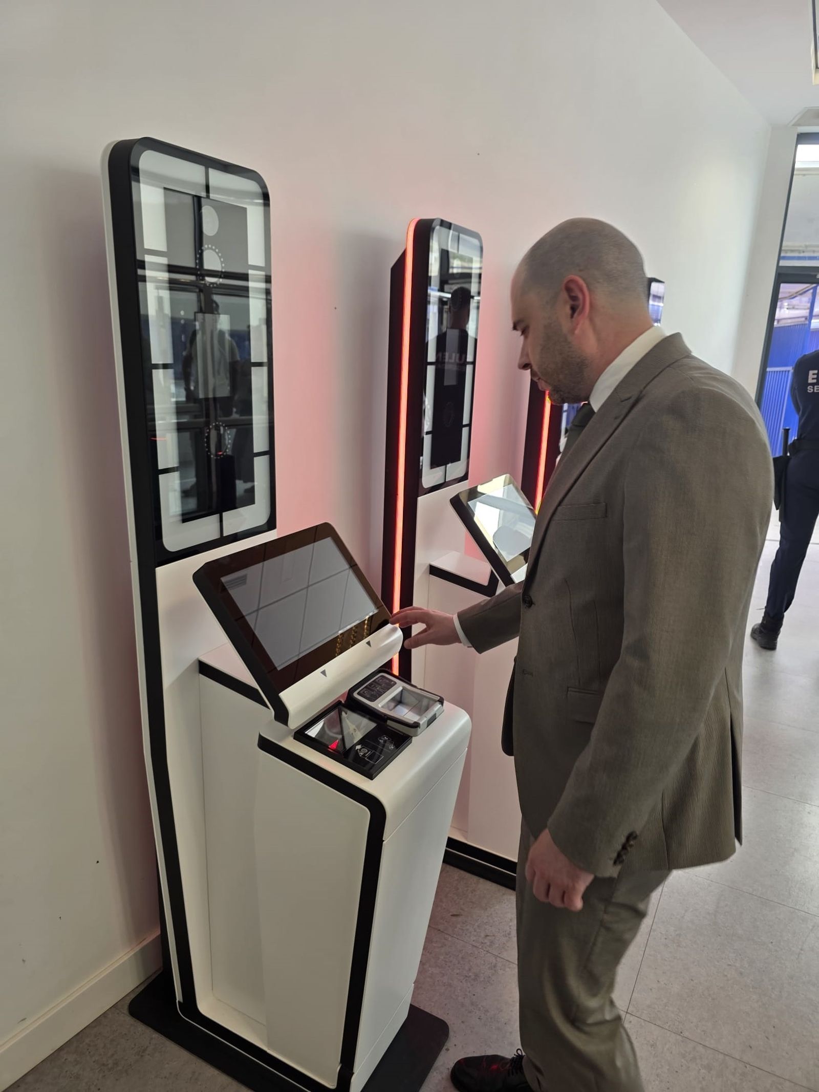 El delegado del Gobierno, Miguel Ángel Pérez Triano, estuvo comprobando el funcionamiento del nuevo sistema Entry Exit System.