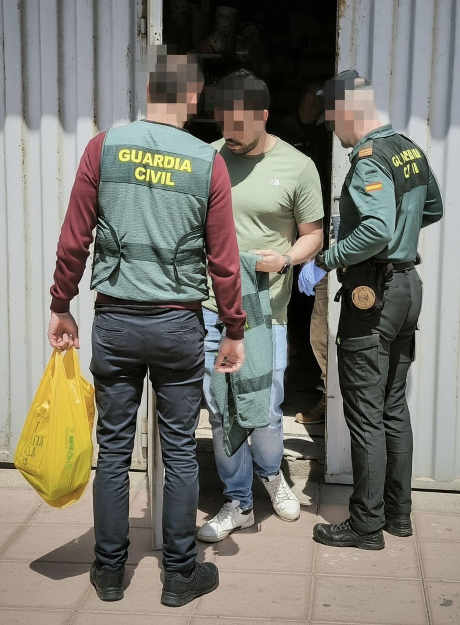 La Guardia Civil encuentra una pistola en una tienda de alimentación frente a la antigua capilla de la Almadraba