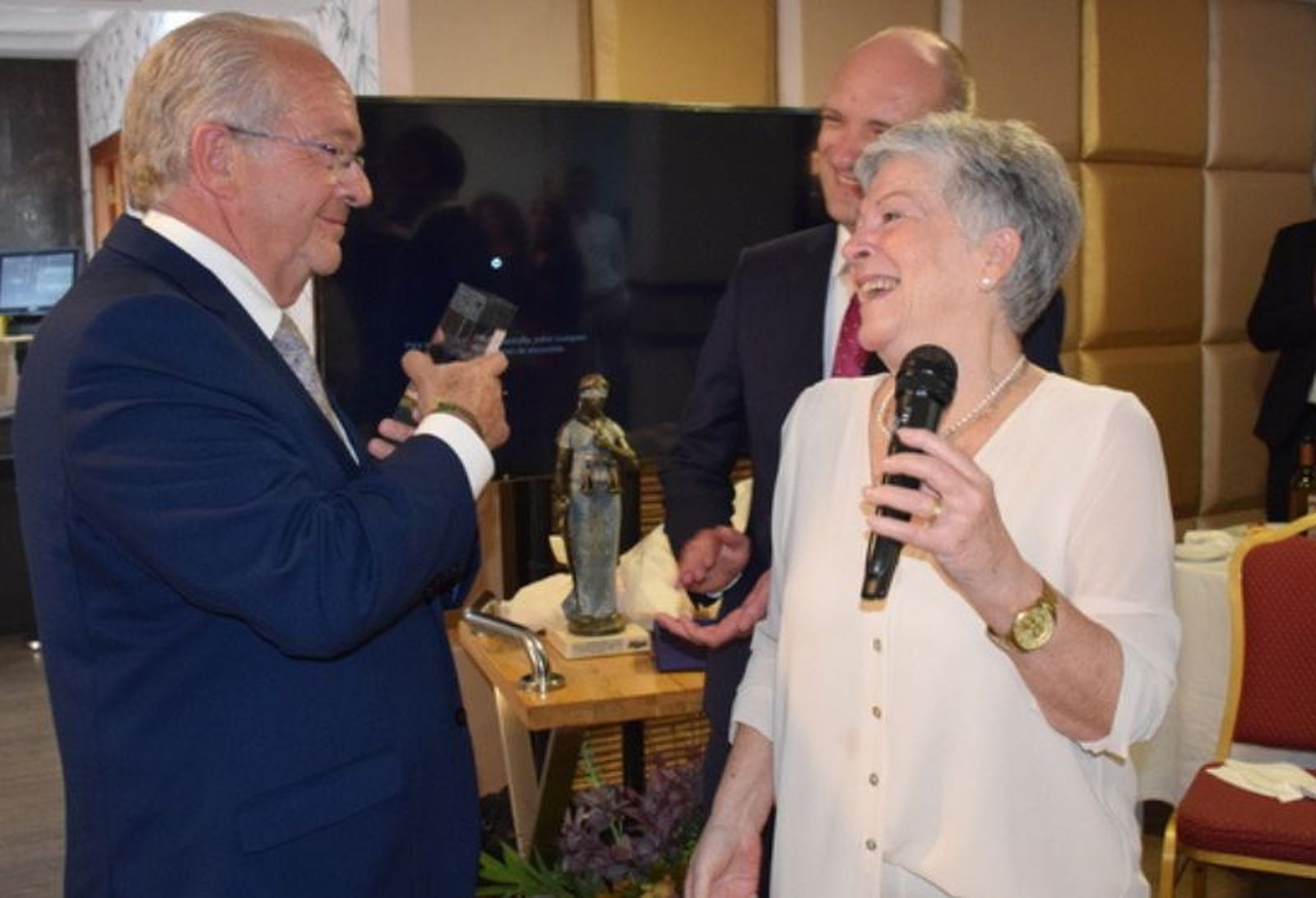 Rosa de Castro y Emilio Martín (dcha.) en la despedida de Fernando Tesón. / FOTO NICOL’S