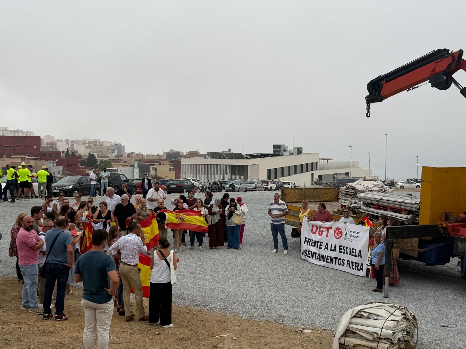 Ceutíes protestan contra la instalación de un recurso de acogida frente a la guardería de África y paralizan las obras