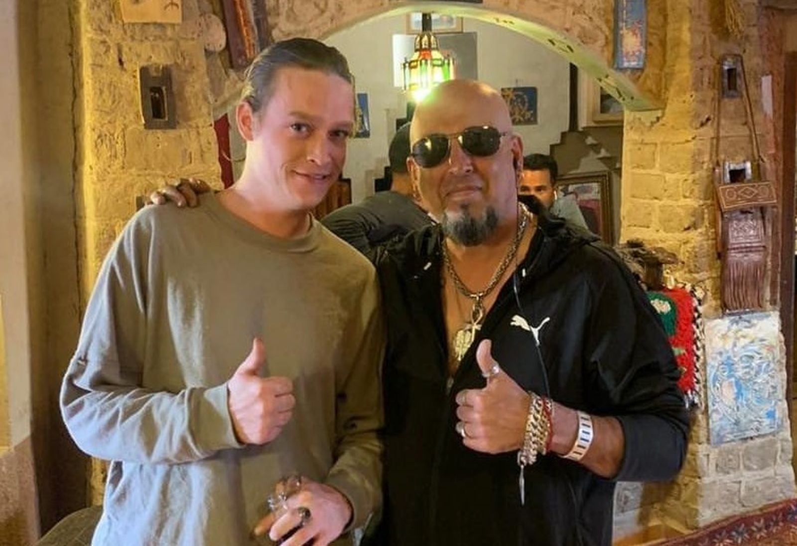 El artista ceutí Carlos Lorda -a la derecha- posa junto al actor Caleb Landry durante el rodaje de Drácula