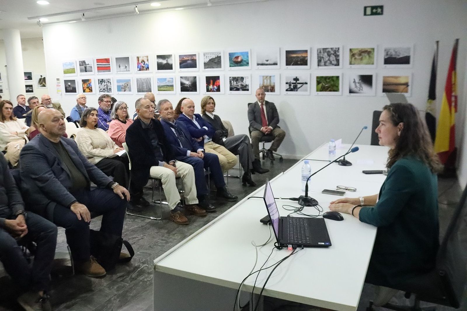 La ponente frente a su público.