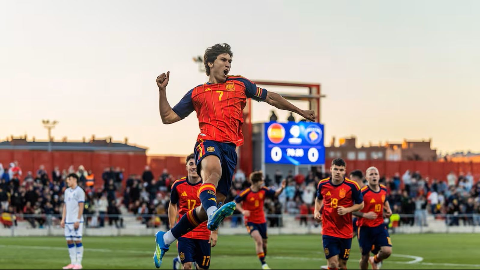 Gonzalo celebra un gol con la sub-21