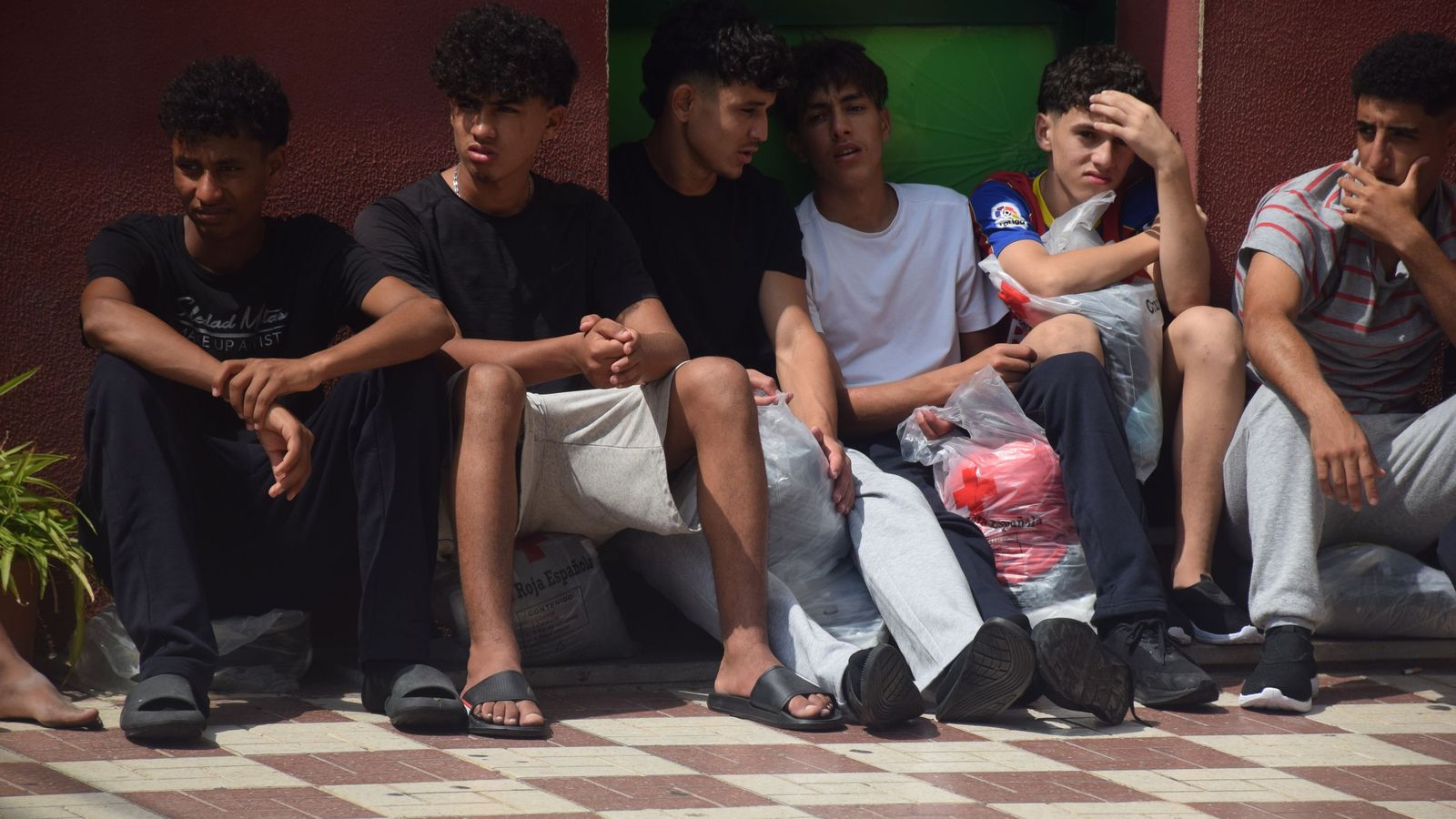 Migrantes a las puertas de la Jefatura Superior de Policía