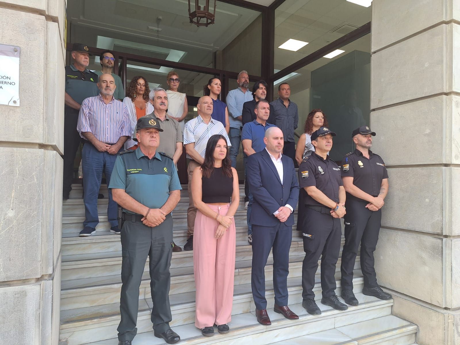 Las autoridades guardan un emotivo minuto de silencio por las víctimas