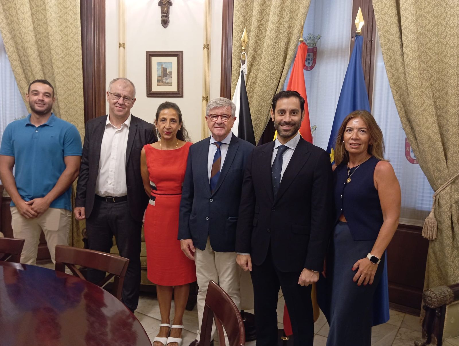 El consejero de Urbanismo y Transporte, Rafael Martínez Peñalver, ha mantenido un encuentro con el Colegio Oficial de la Arquitectura Técnica de Cádiz