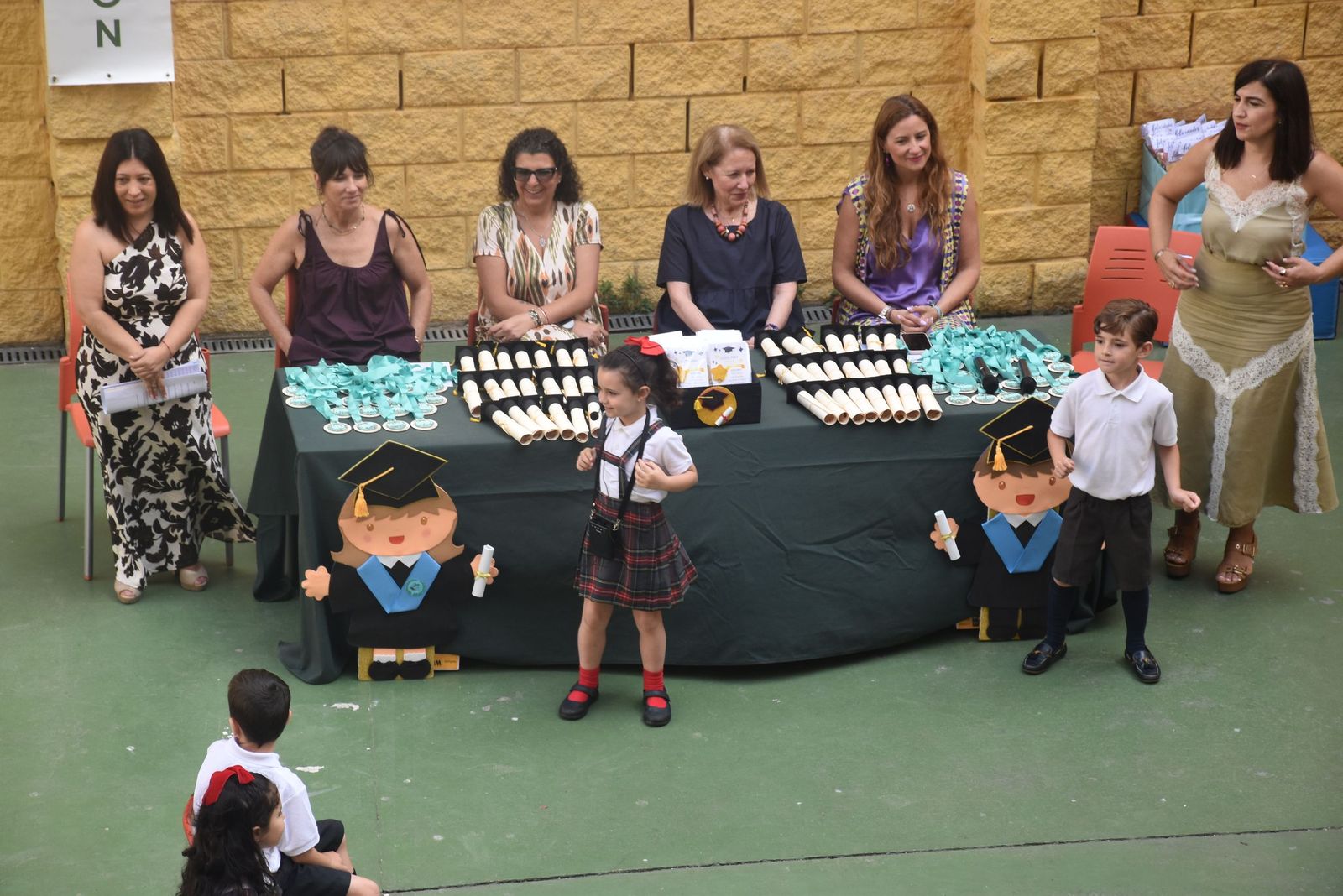 Las lágrimas de orgullo toman el CC Beatriz de Silva en la graduación más especial de sus pequeños