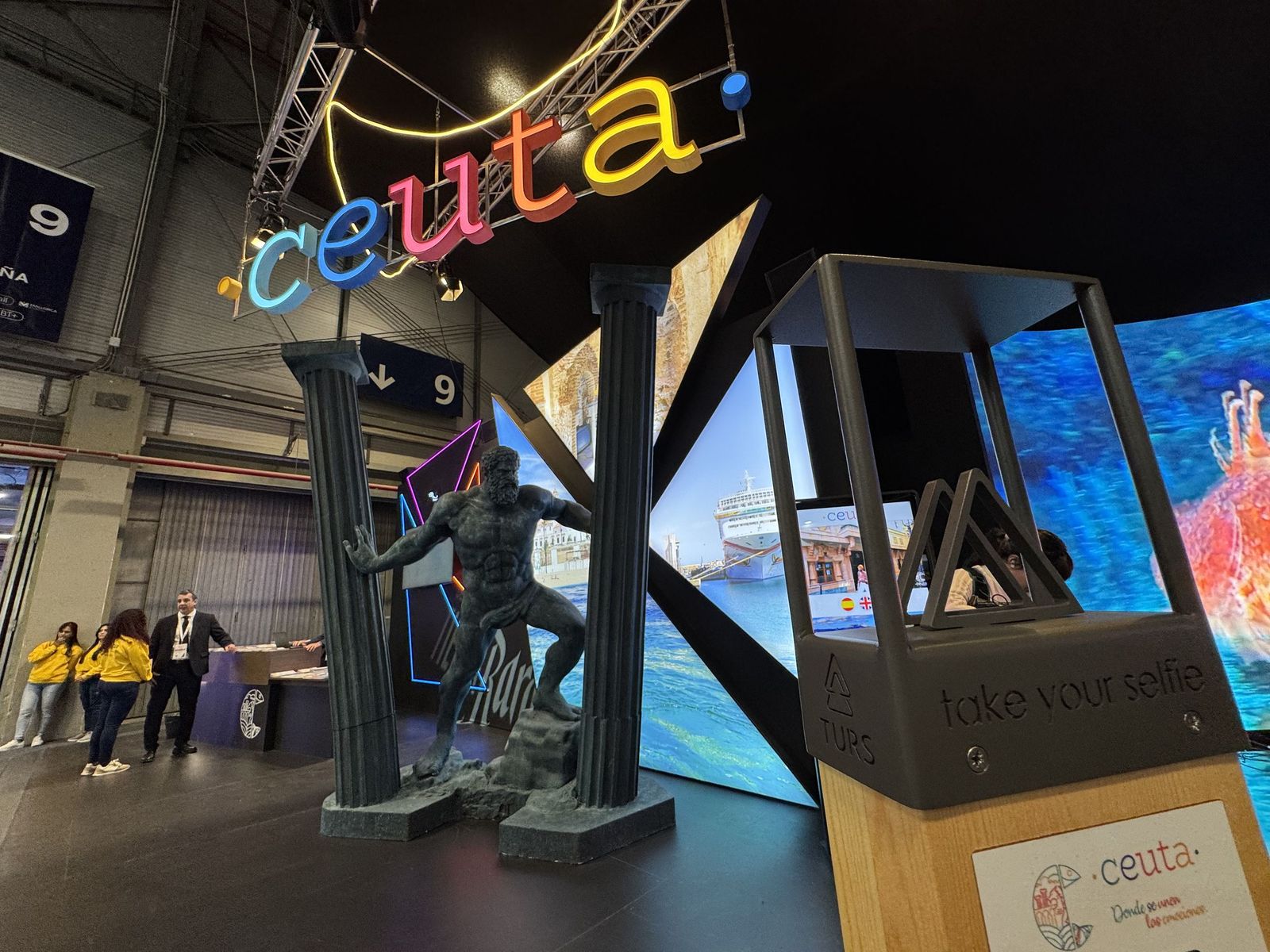 Ceuta inicia su participación en FITUR asistiendo al homenaje a las víctimas de Adamuz en el stand de Andalucía