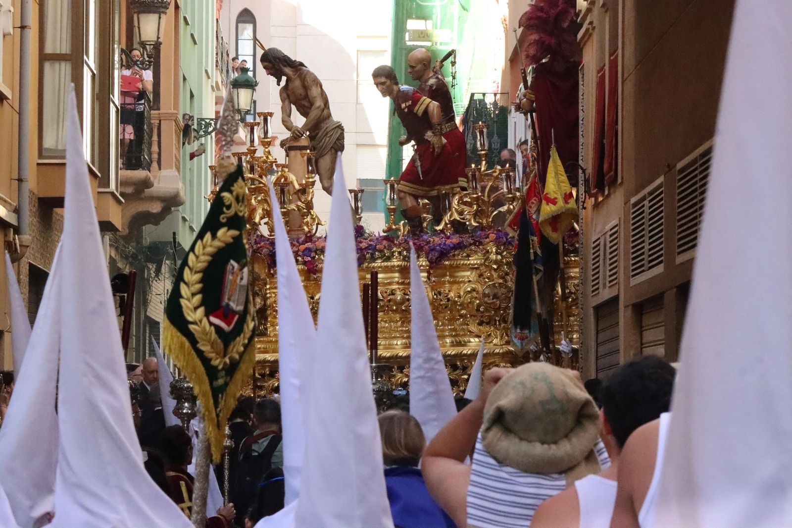Cuarenta y cinco hombres bajo las trabajaderas y uno "ayudando desde el cielo"