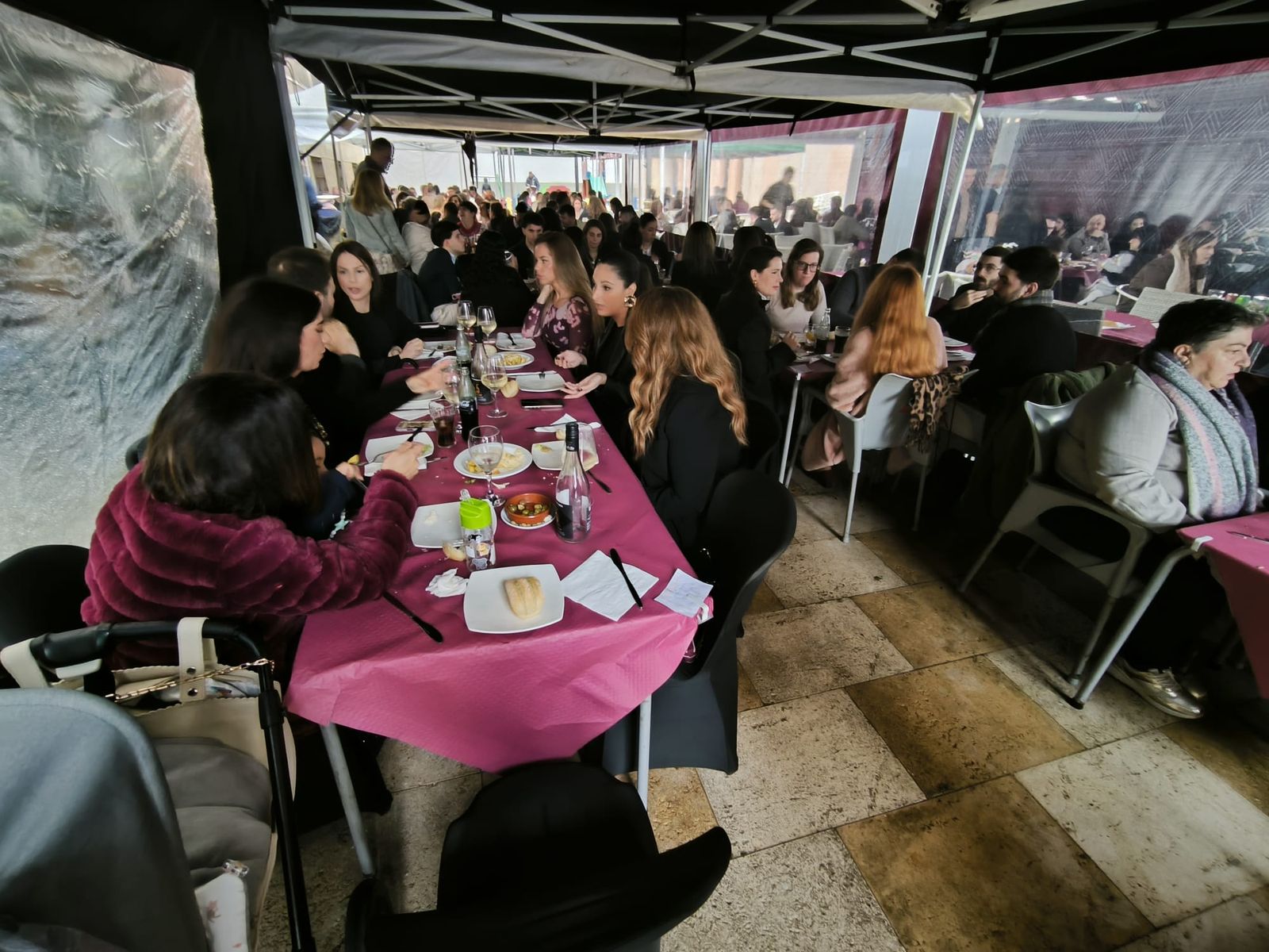 Los ceutíes se lanzan a la calle para celebrar la llamada 'Tardevieja' para despedir 2025