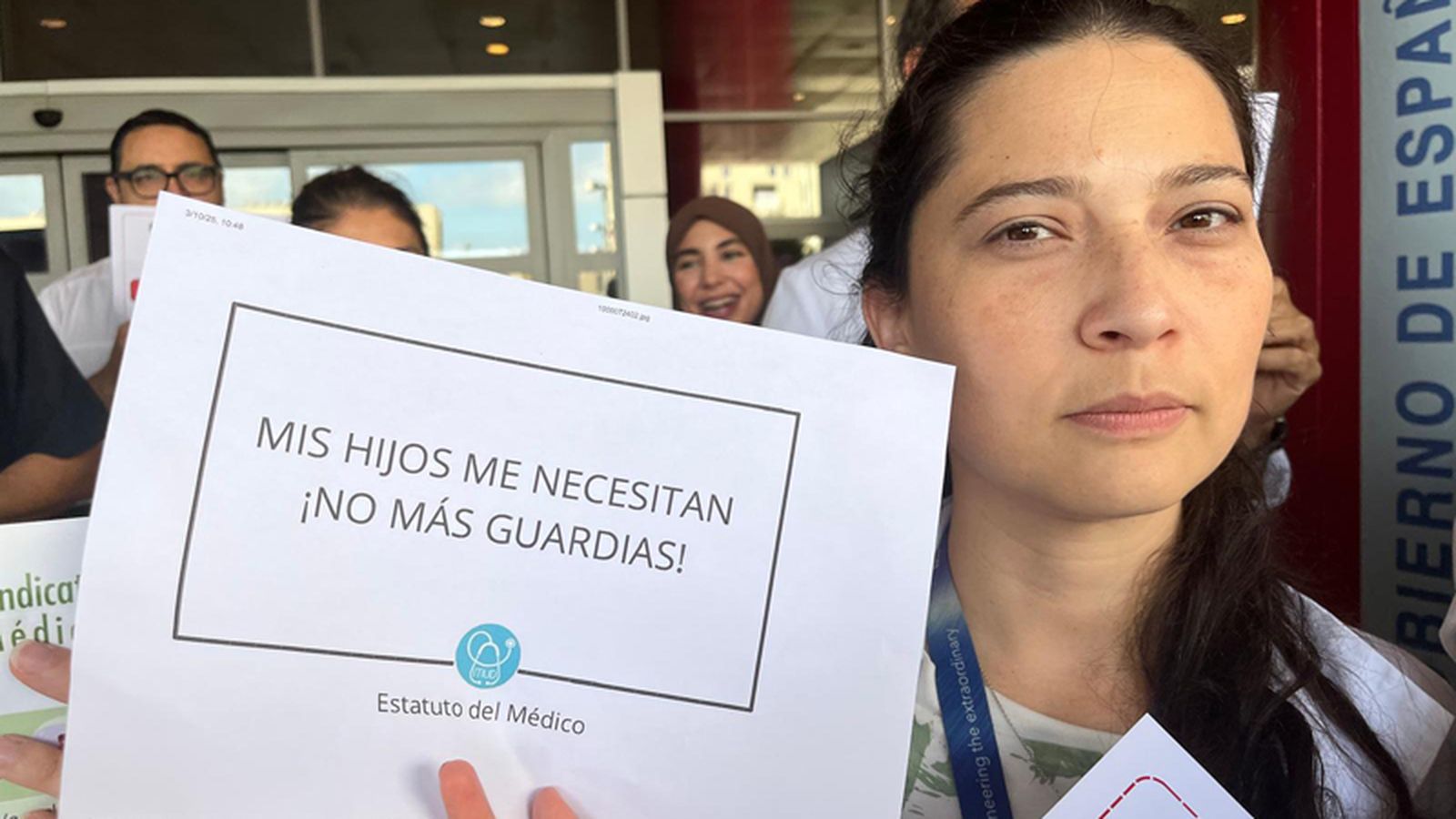 Concentración de médicos a las puertas del hospital de Ceuta para exigir un estatuto propio