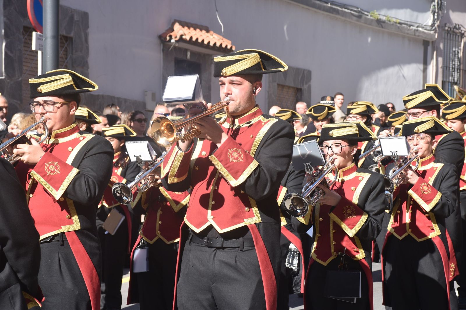 La Amargura: andares de barrio para un Miércoles Santo soleado