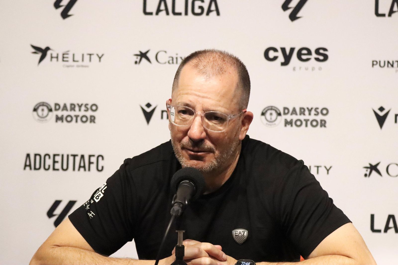 El técnico de la AD Ceuta, José Juan Romero, se mostró exultante tras la victoria por 1-0 frente al Burgos CF, un resultado que consolida al conjunto caballa en puestos de promoción