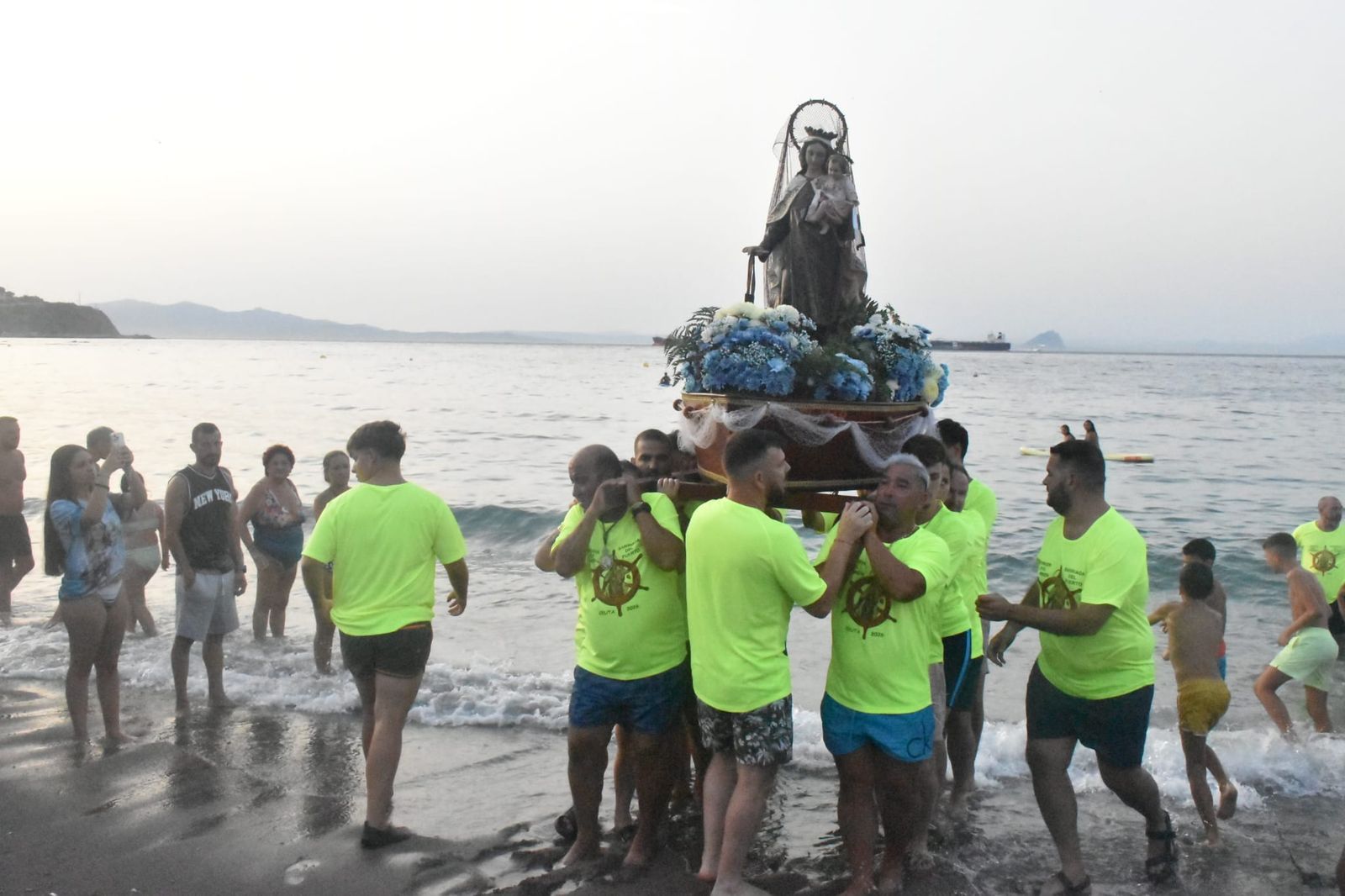 La Virgen del Carmen del Puerto encandila la barriada de Villajovita