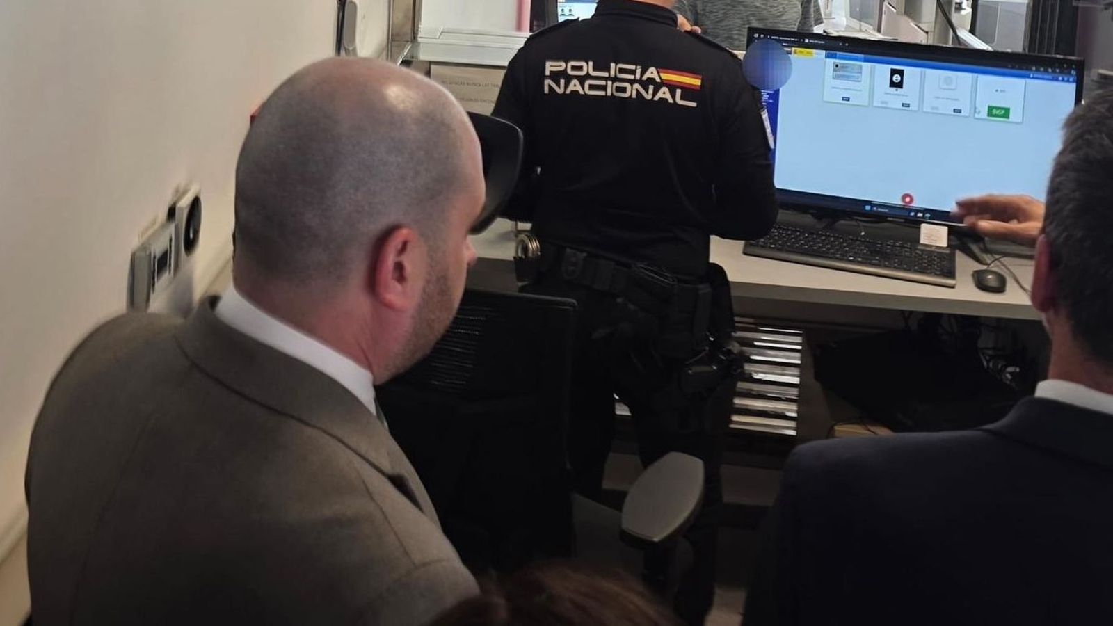 Pérez Triano visitando la frontera inteligente del Tarajal.