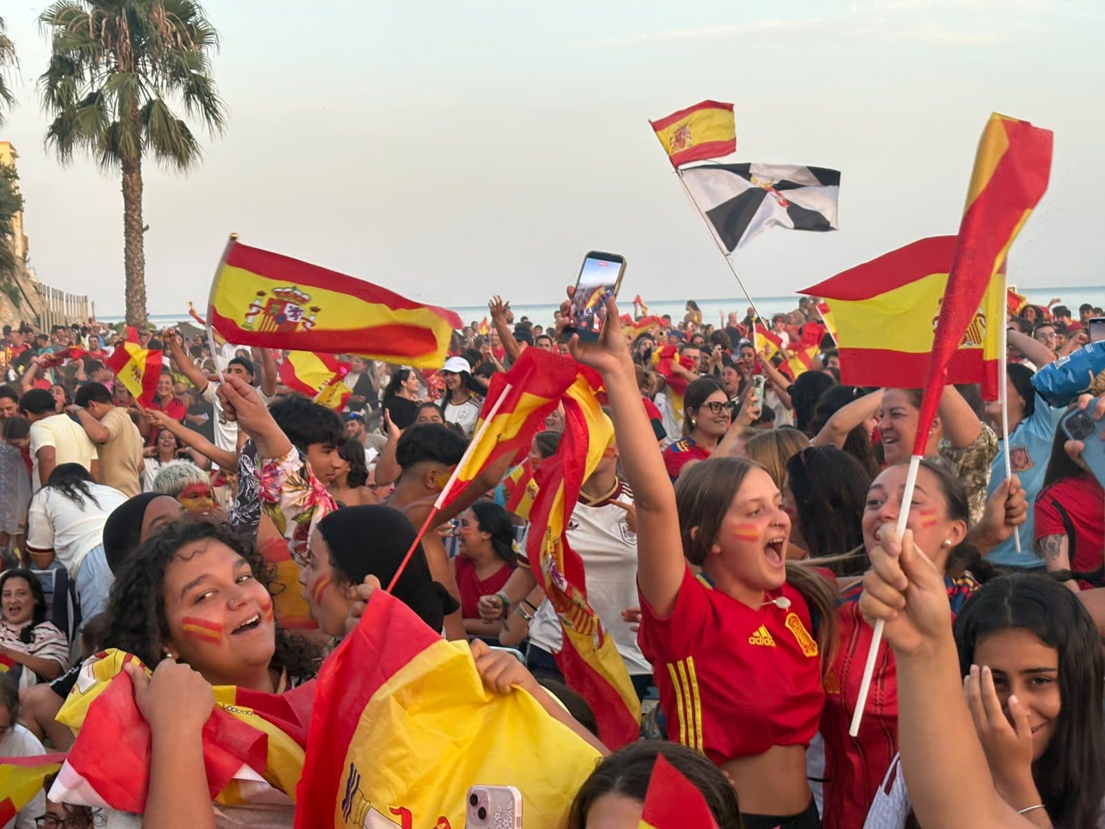 Ceuta se vuelca con España y dibuja de rojo y amarillo La Ribera