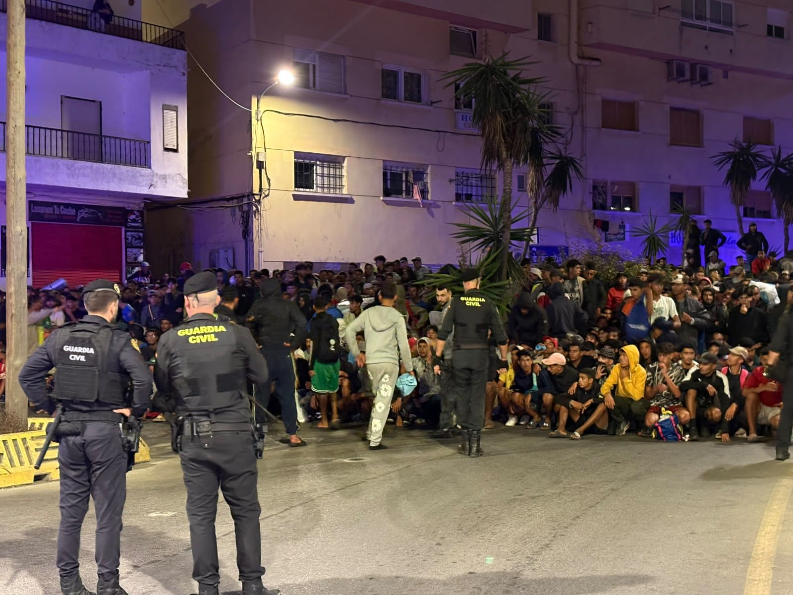 Comienza el traslado de los migrantes de Benítez y el Trampolín al centro temporal del puerto